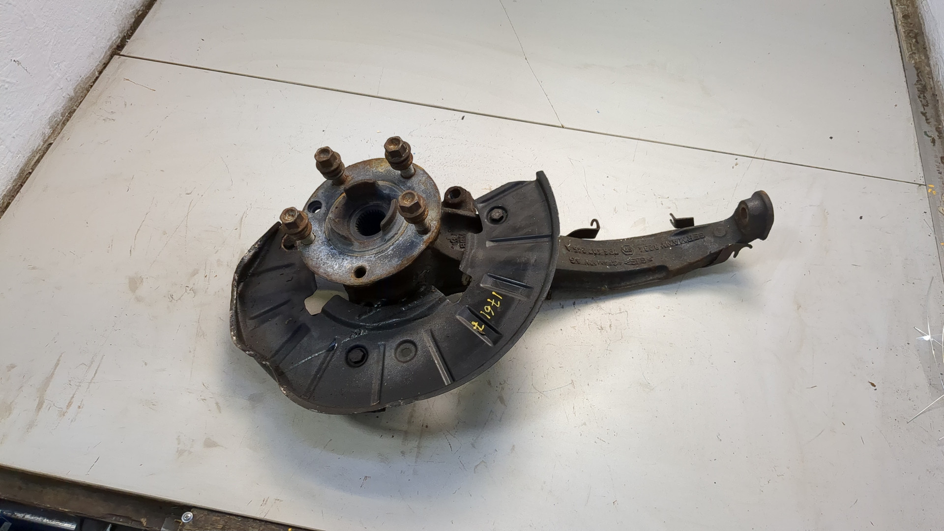 Кулак поворотный передний левый