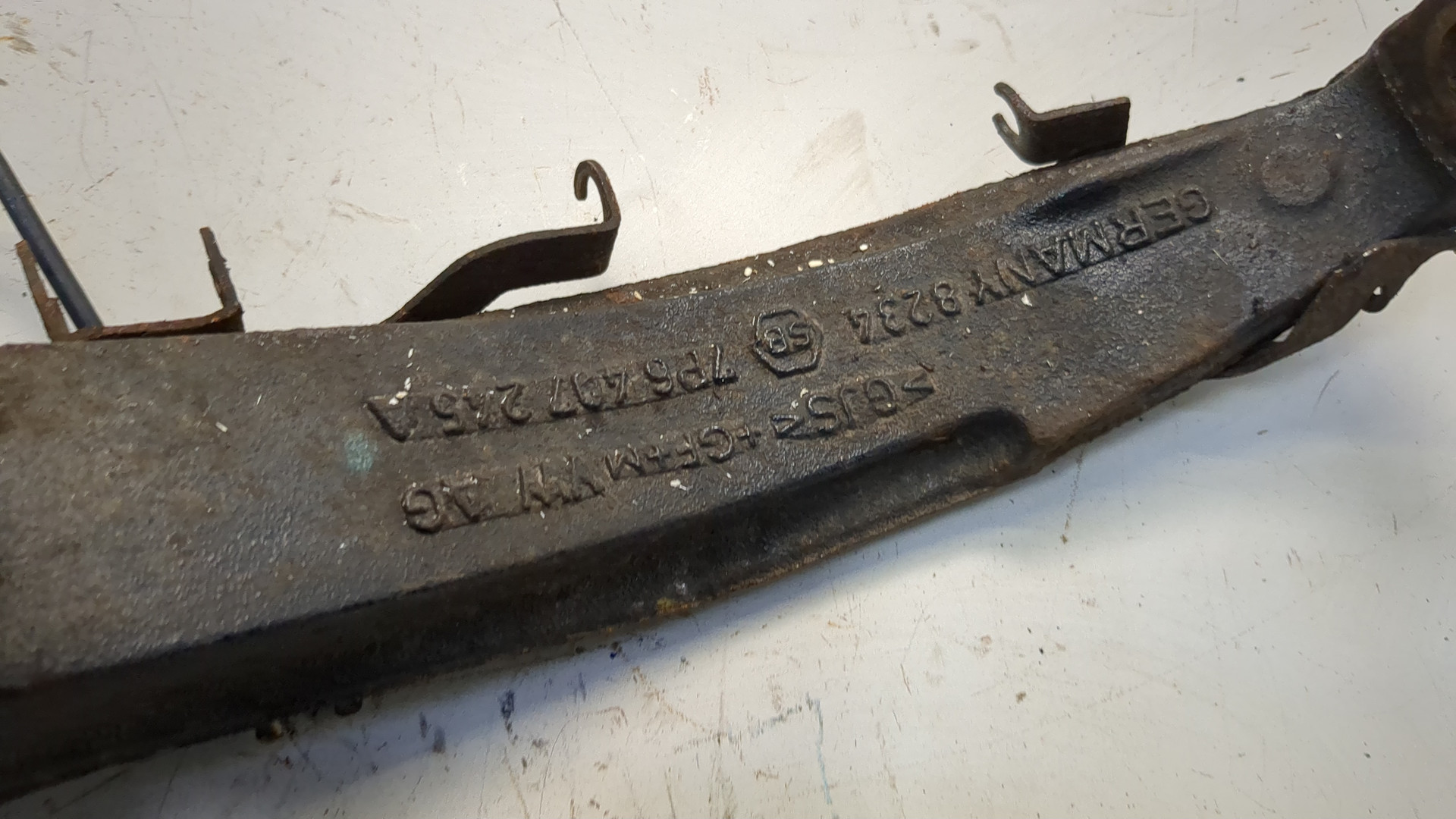 Кулак поворотный передний левый