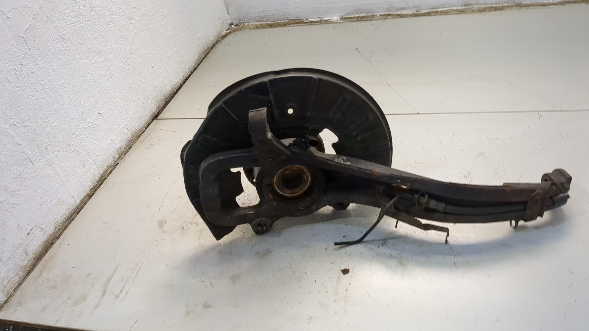 Кулак поворотный передний левый