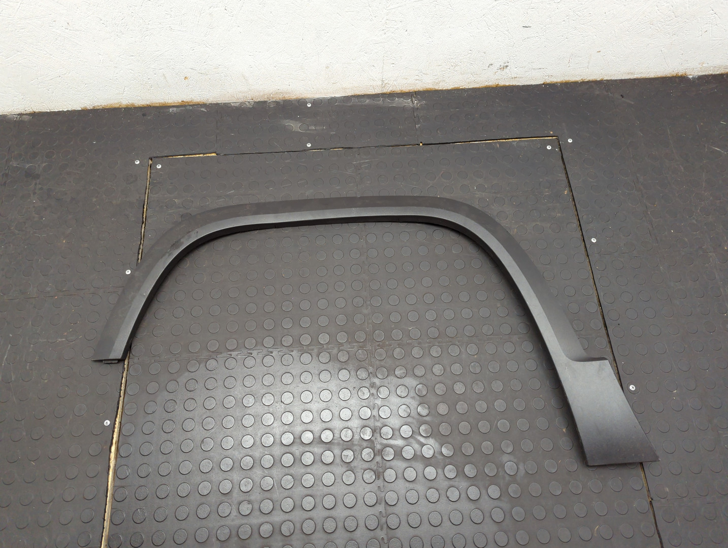 Накладка переднего крыла левого