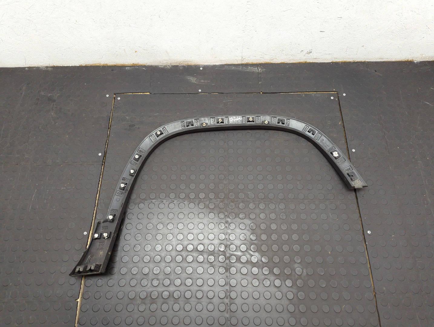 Накладка переднего крыла левого