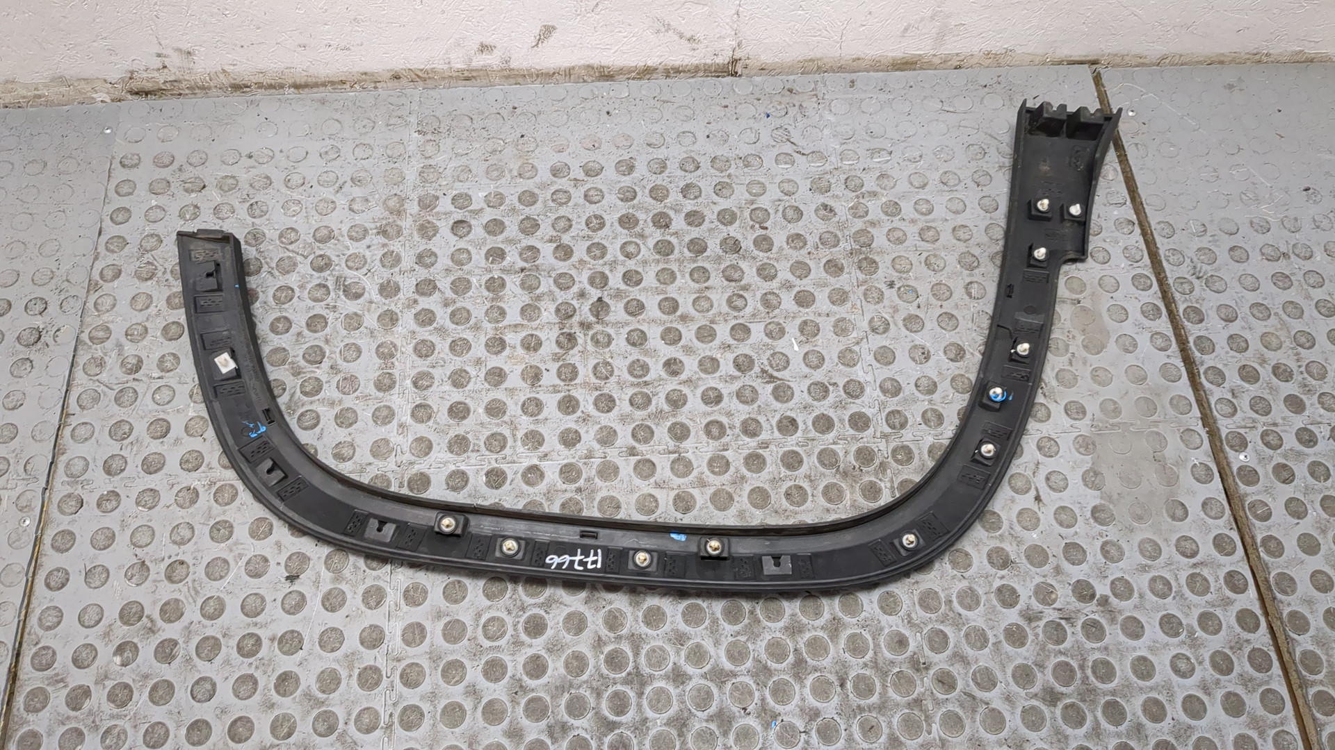 Накладка переднего крыла левого