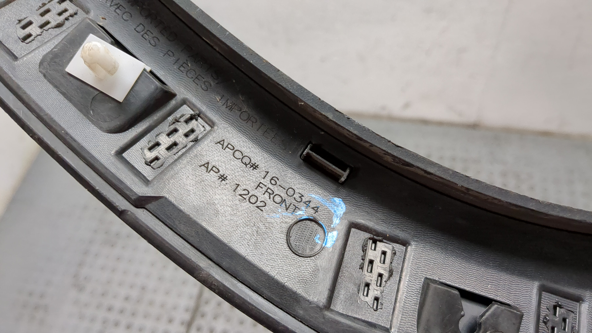 Накладка переднего крыла левого