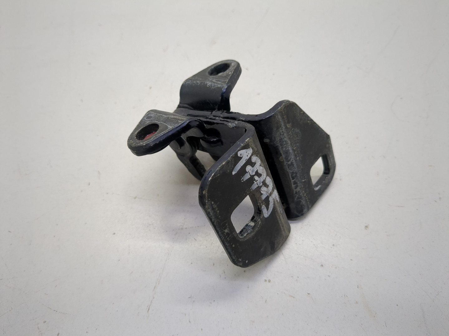 Петля двери