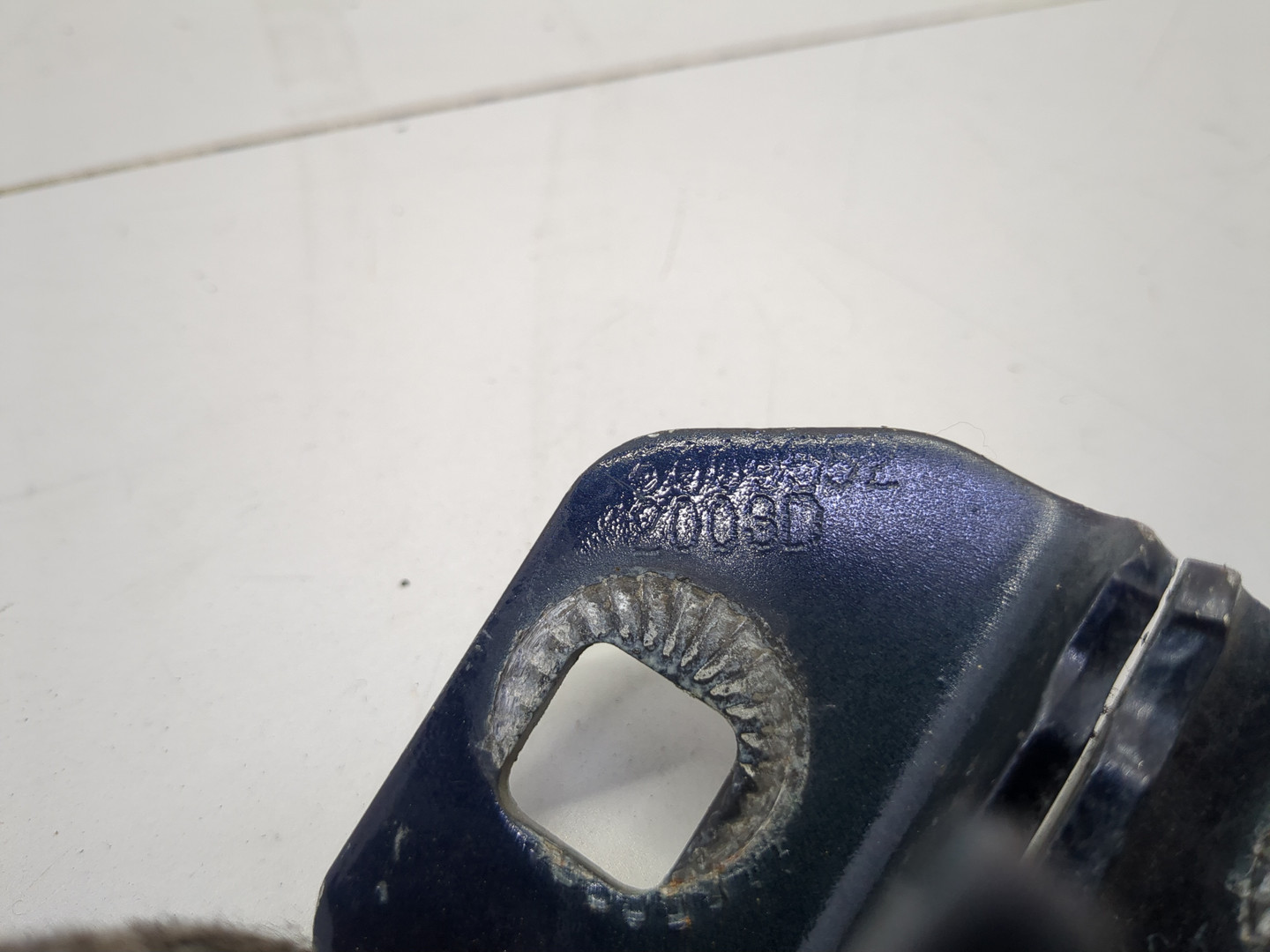 Петля двери