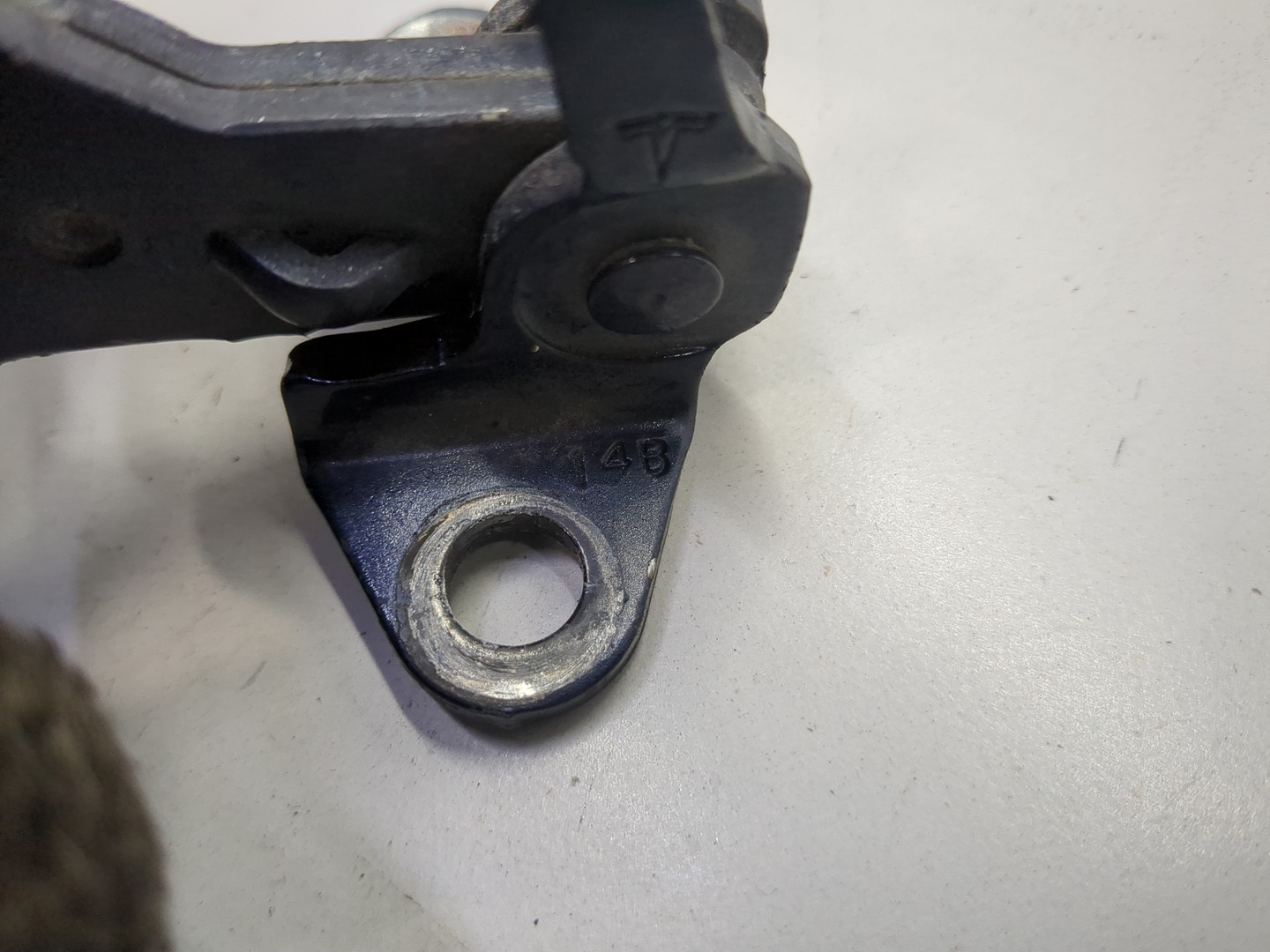 Петля двери