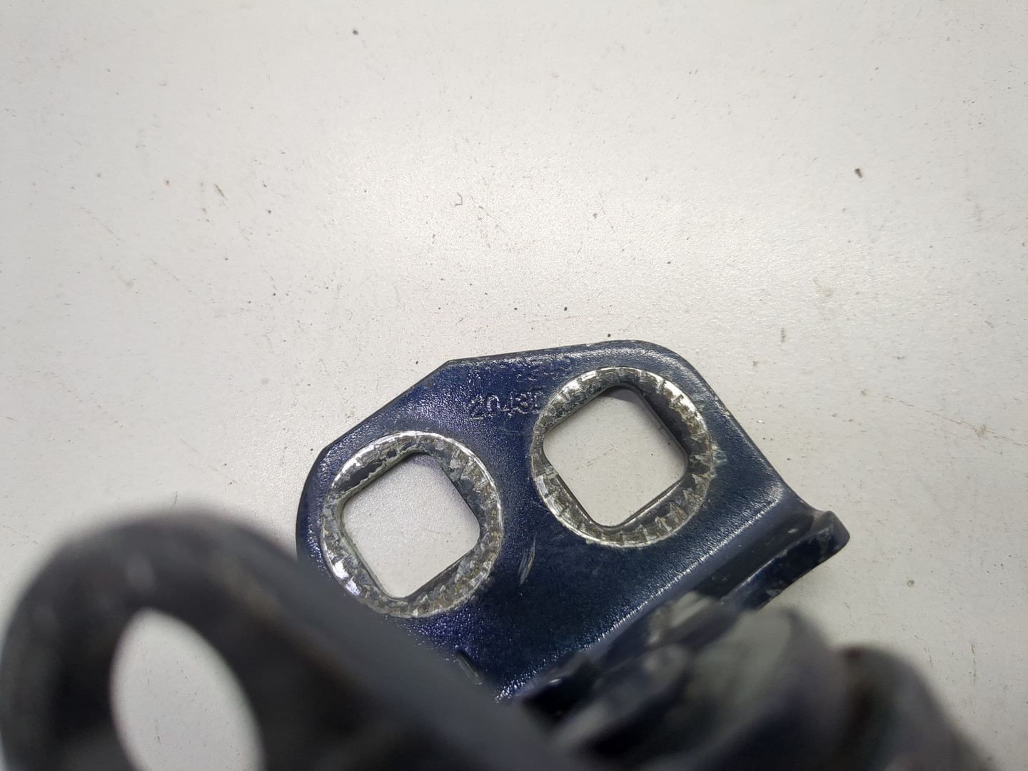 Петля двери