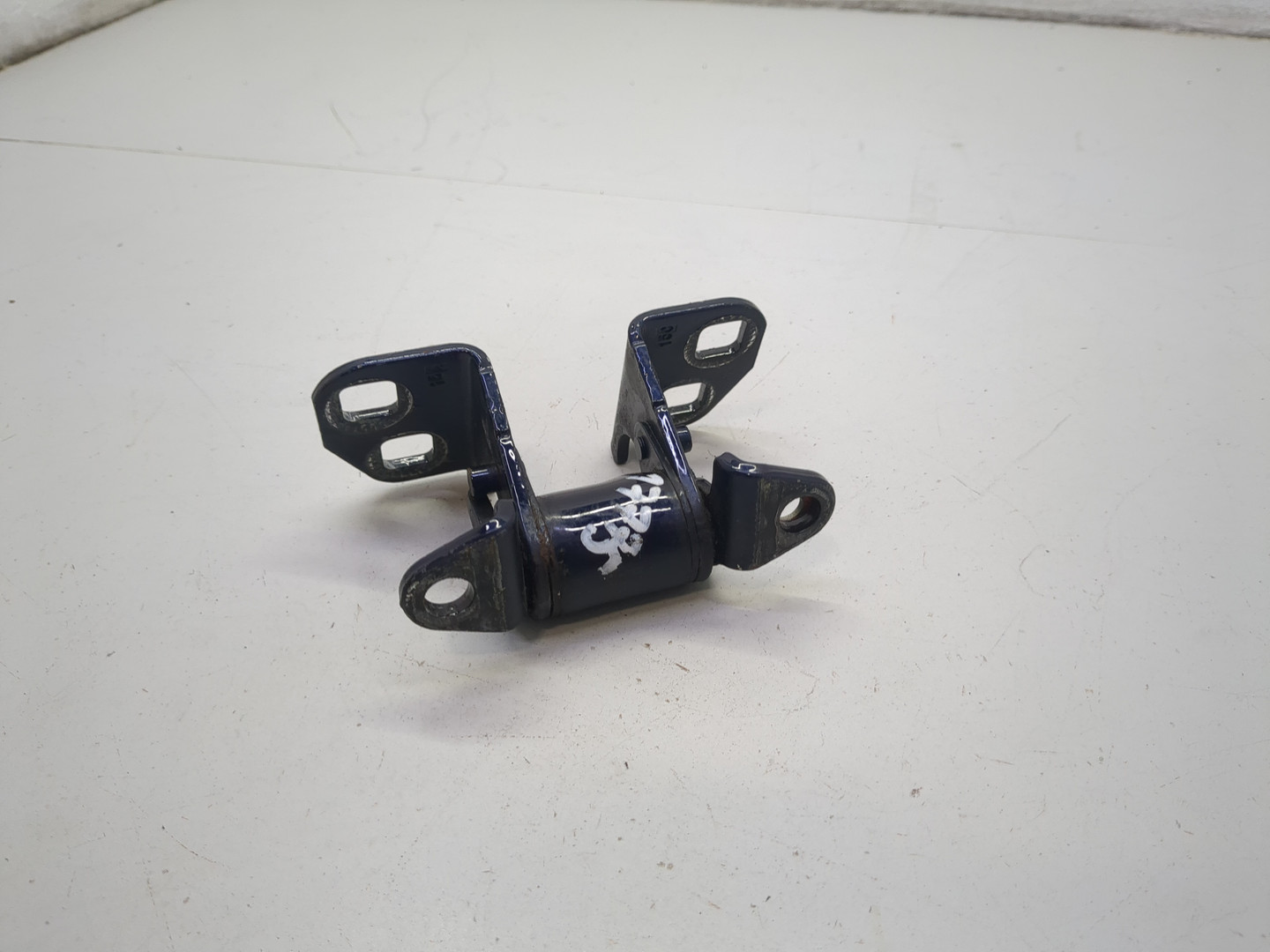 Петля двери