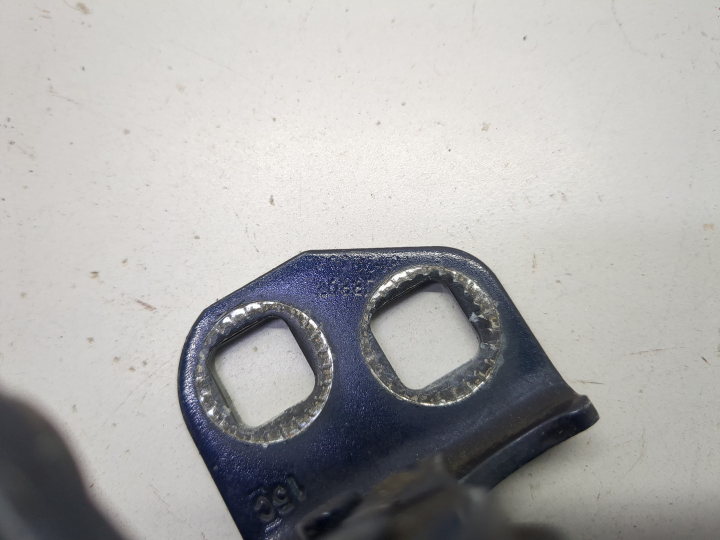 Петля двери