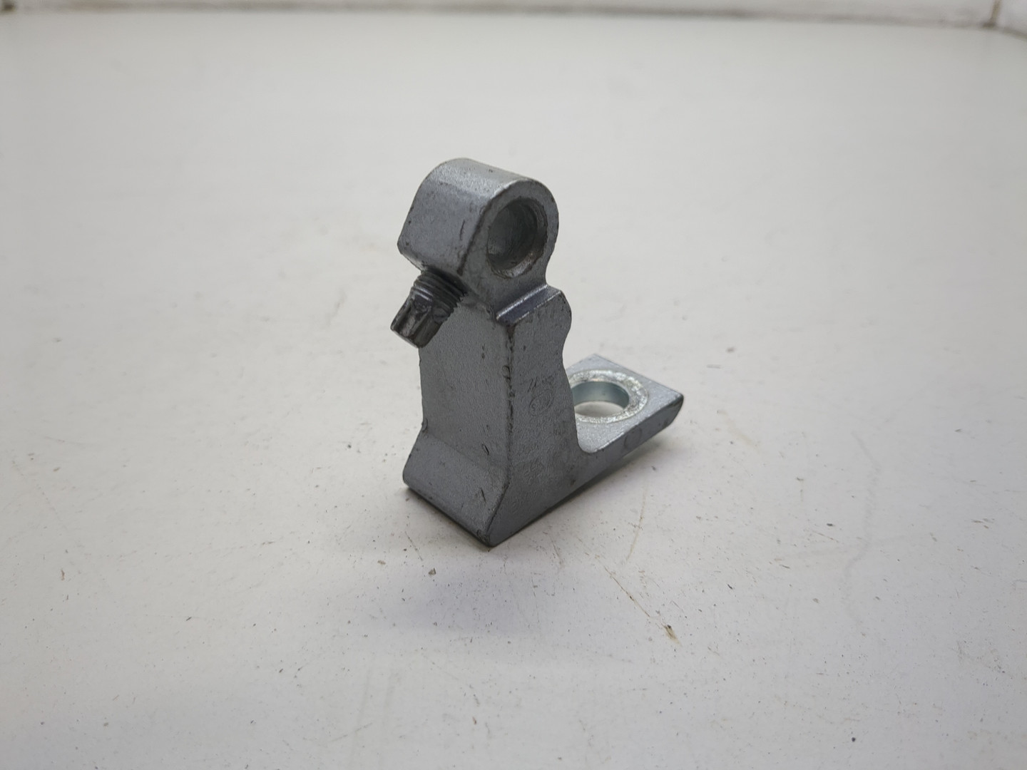 Петля двери