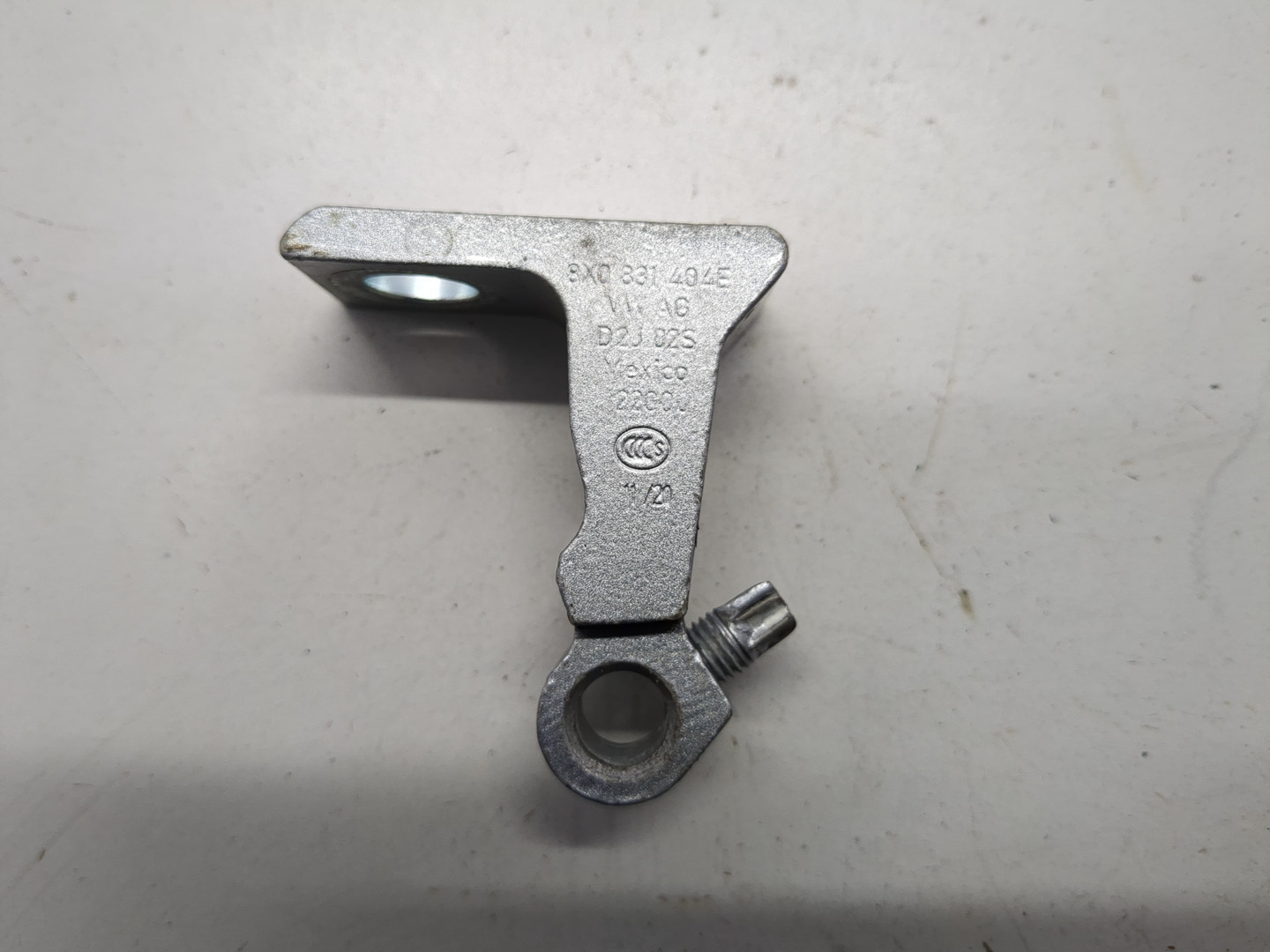 Петля двери