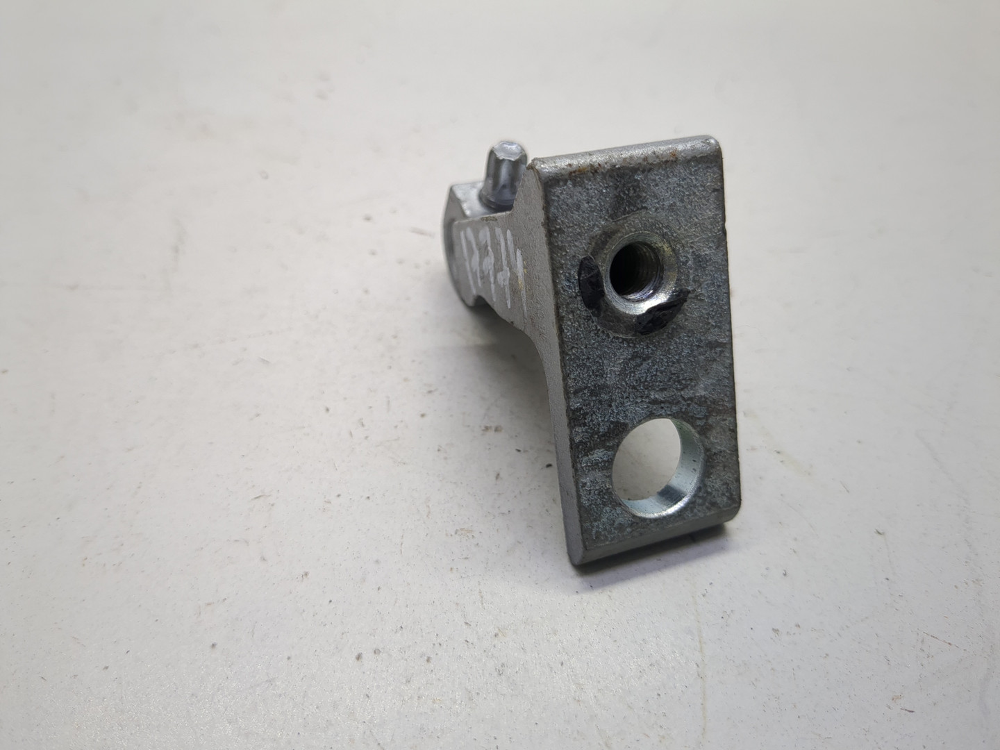 Петля двери