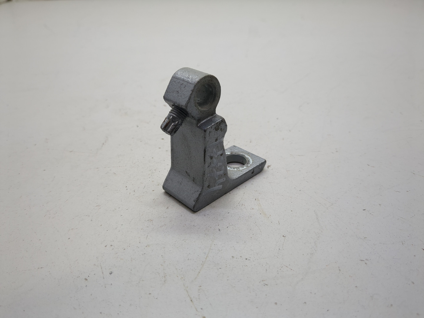 Петля двери