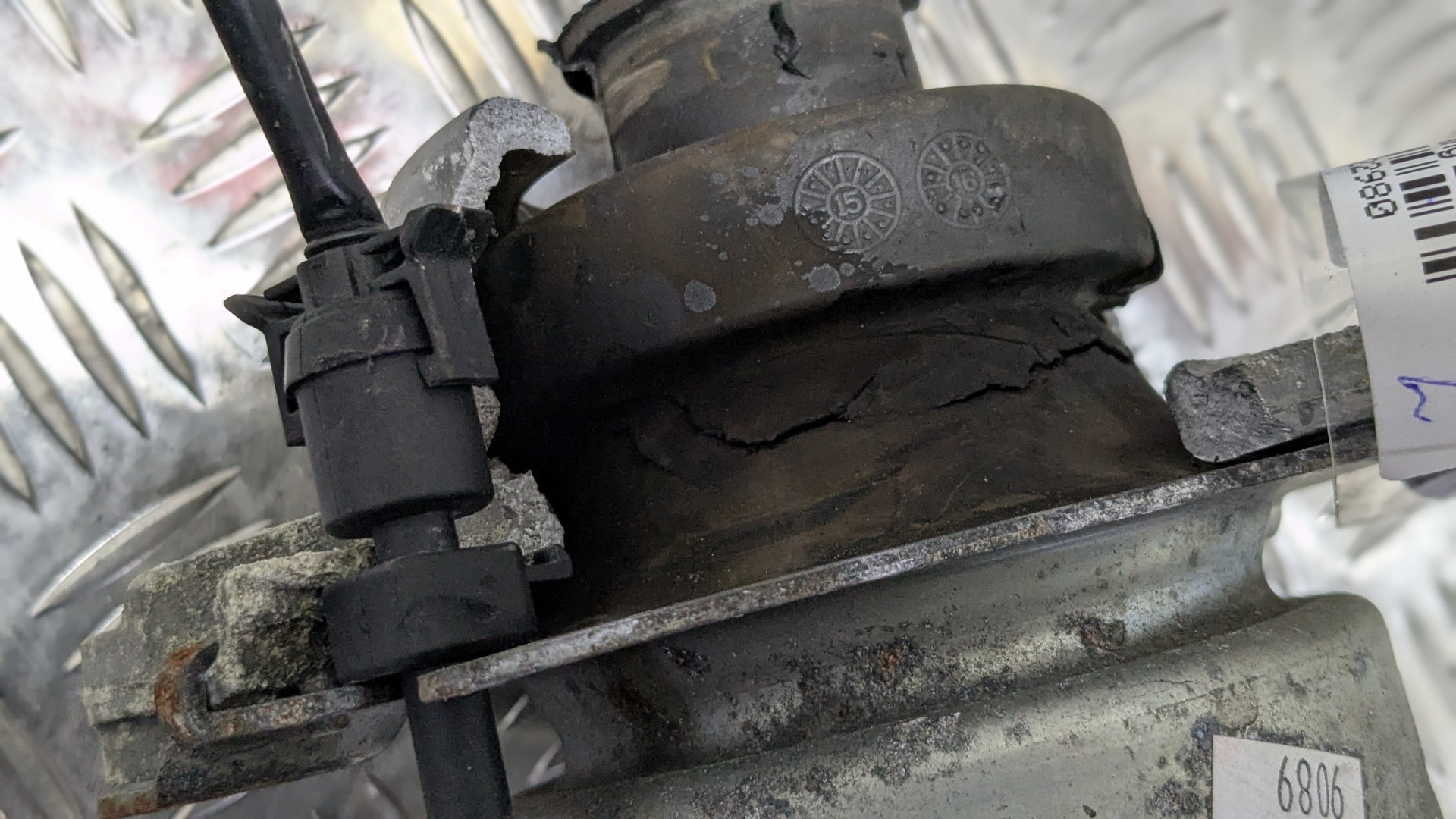 Опора двигателя левая