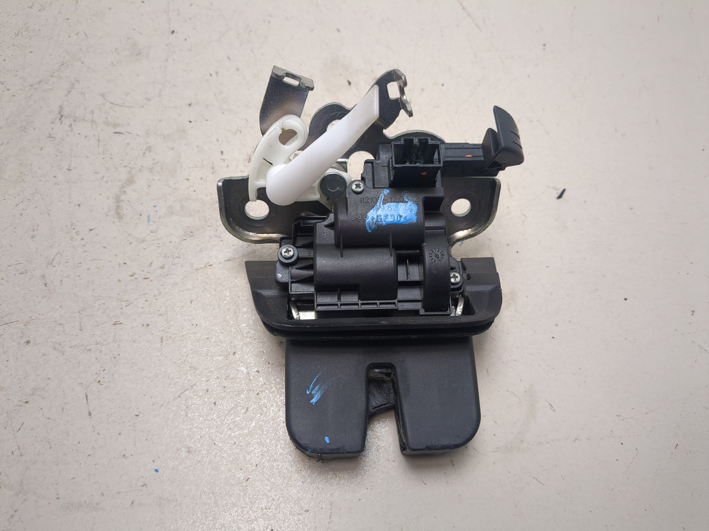 Замок багажника