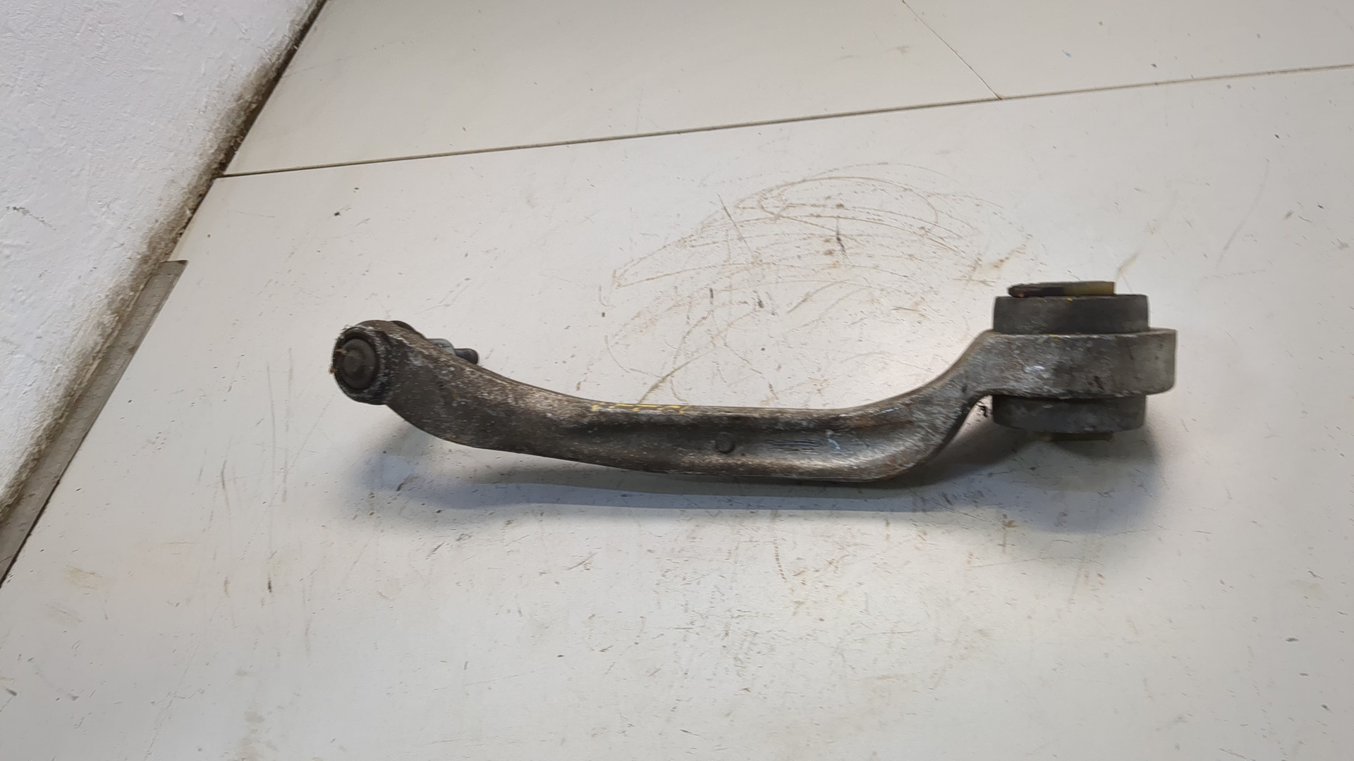 Рычаг передний левый