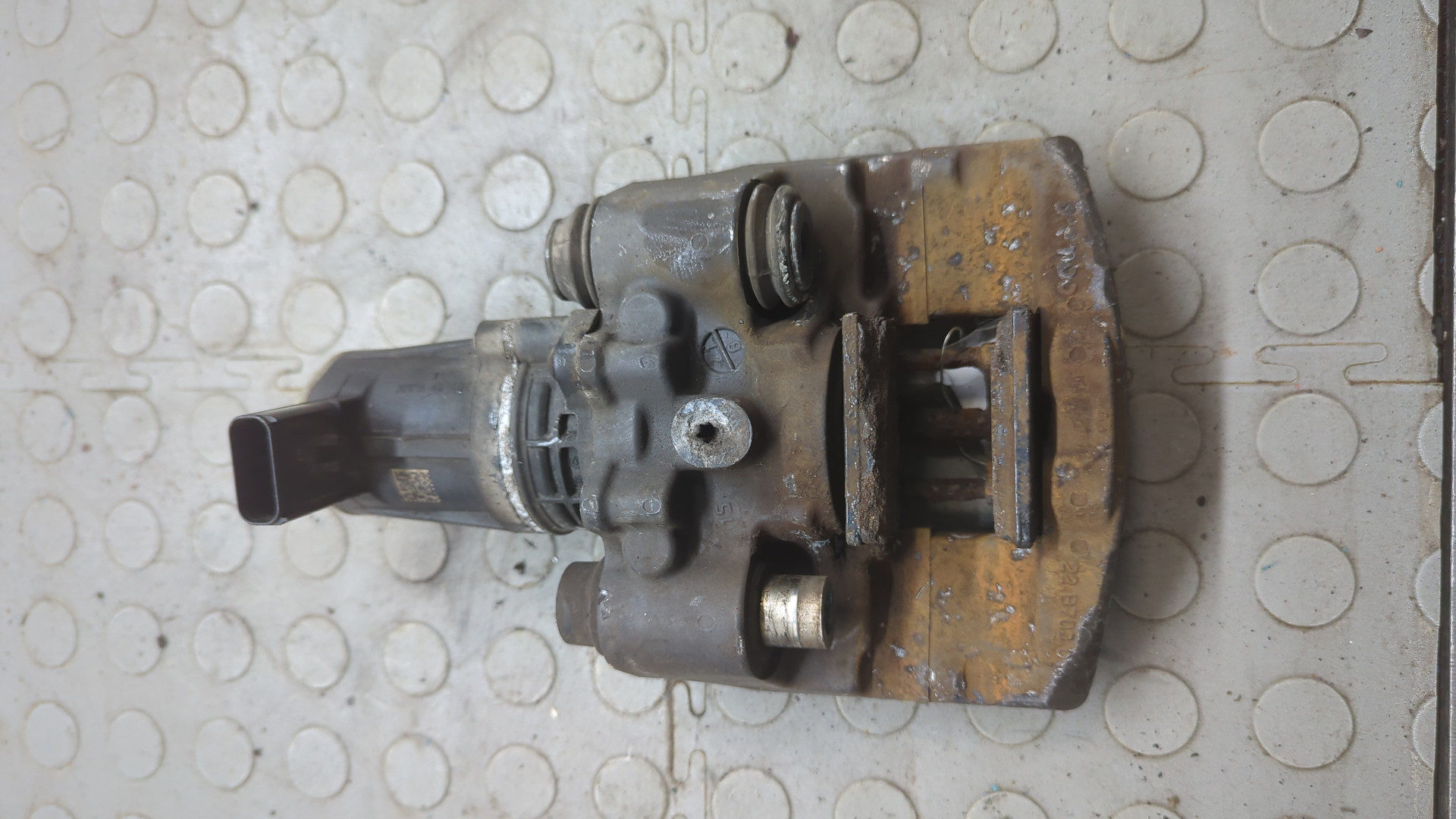 Суппорт задний левый