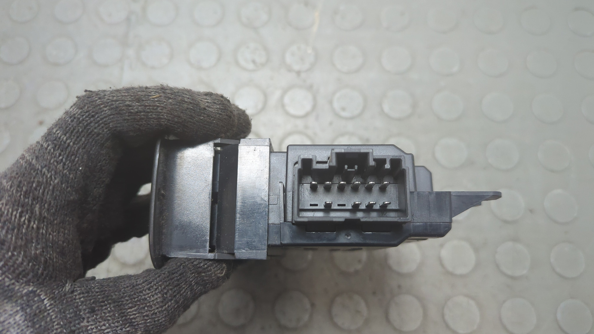 Кнопка стеклоподъемника