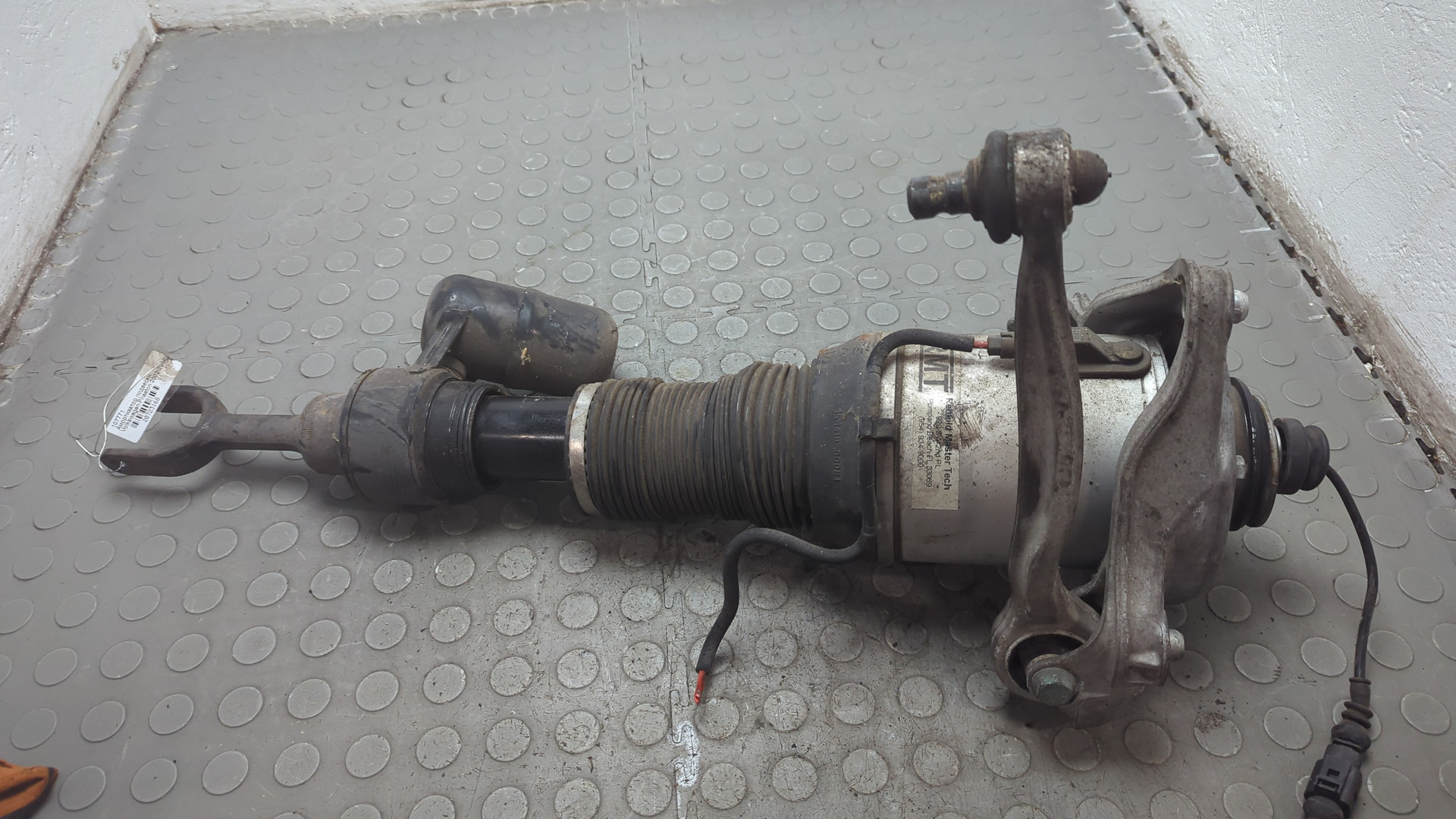 Амортизатор передний левый