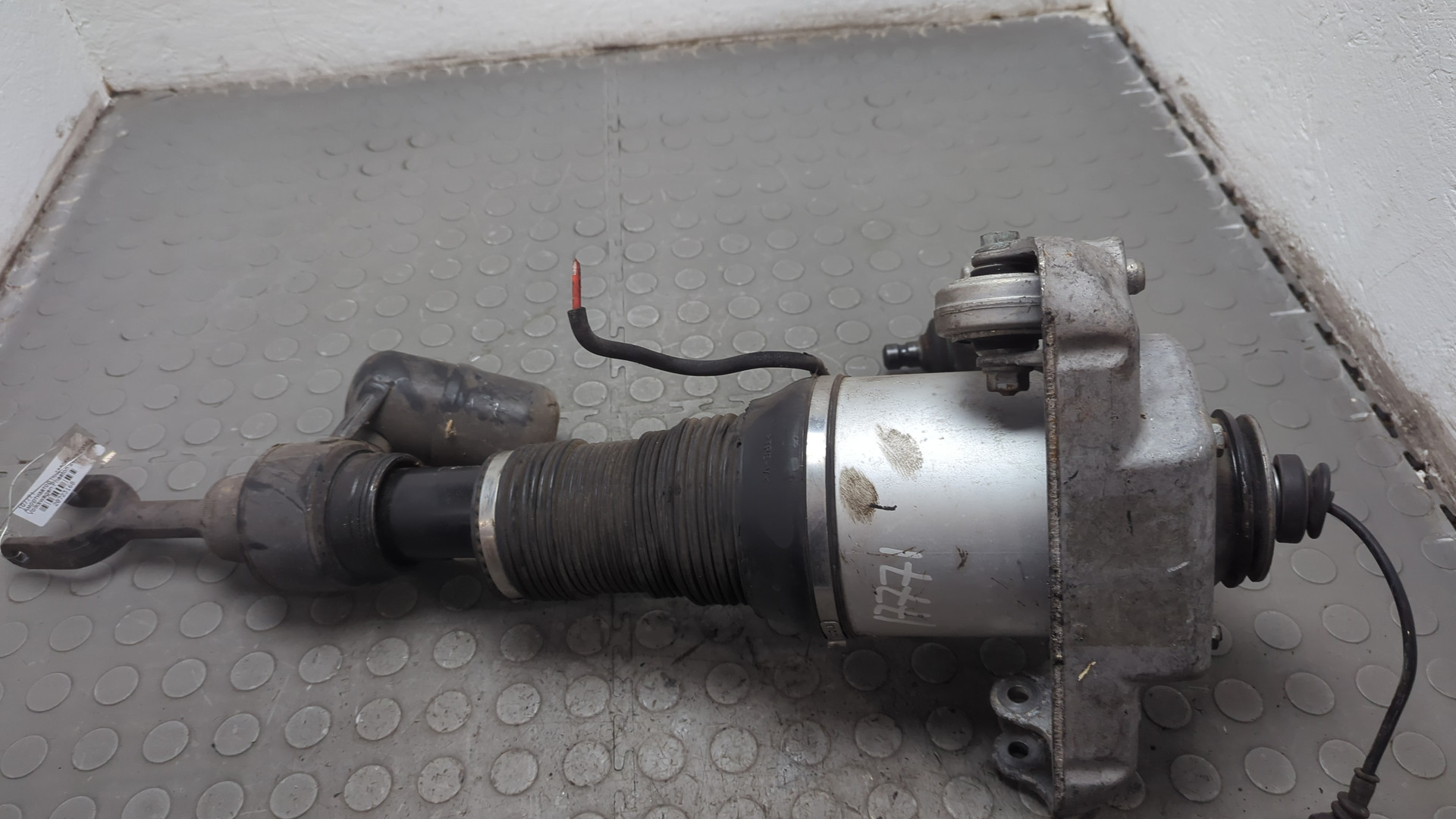 Амортизатор передний левый