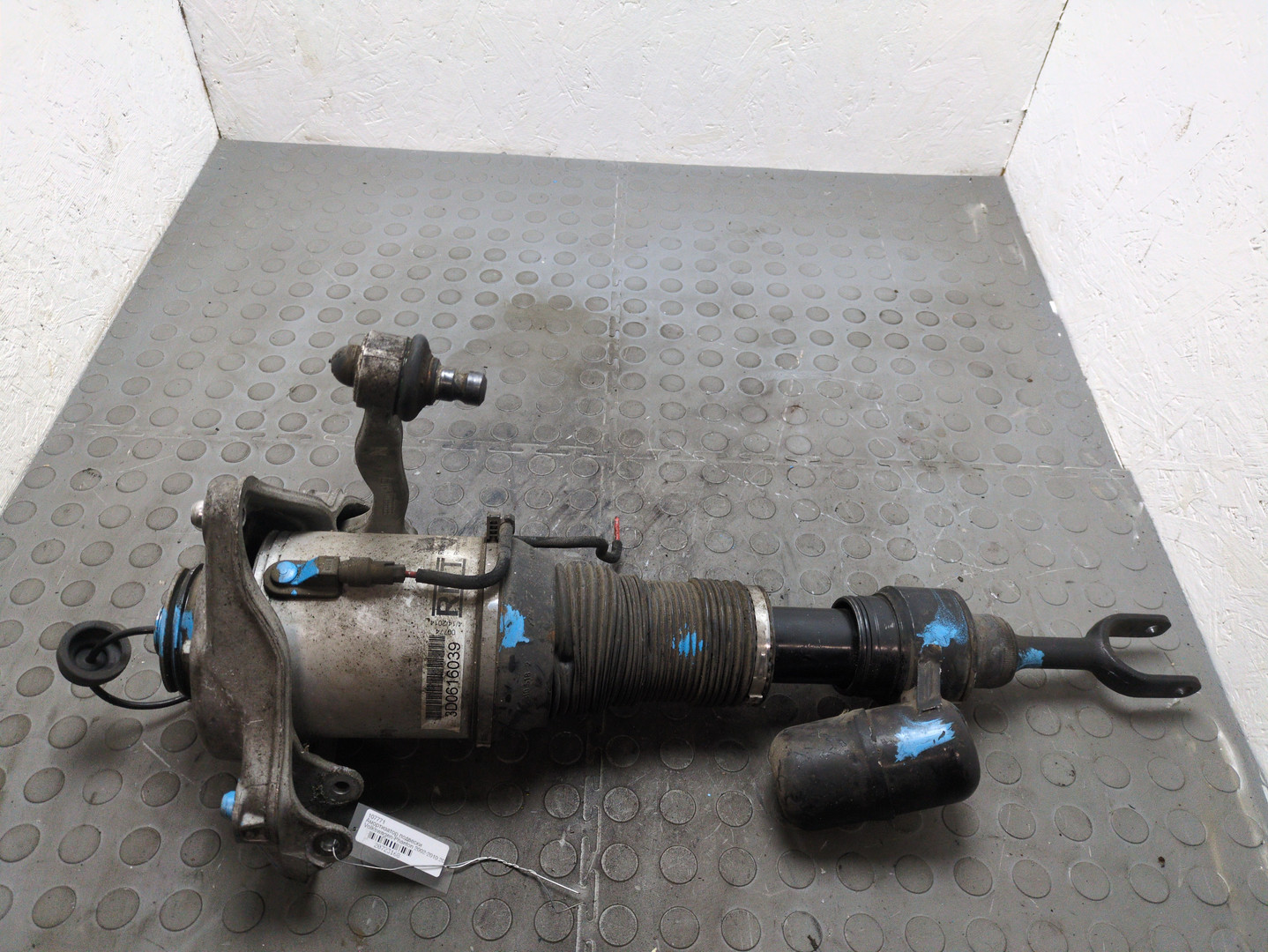 Амортизатор передний левый