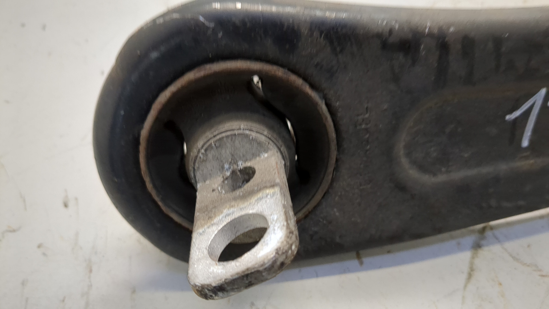 Рычаг задний левый