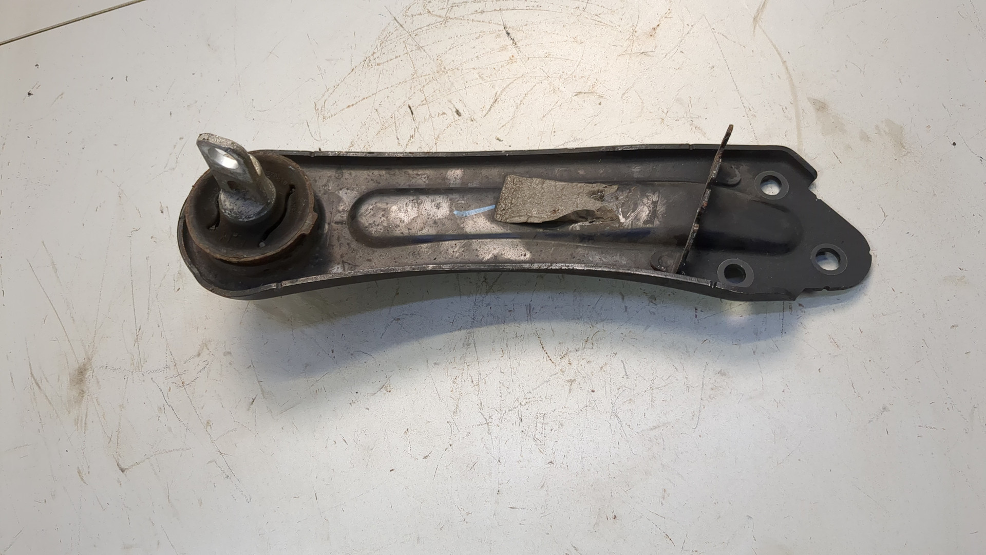 Рычаг задний левый