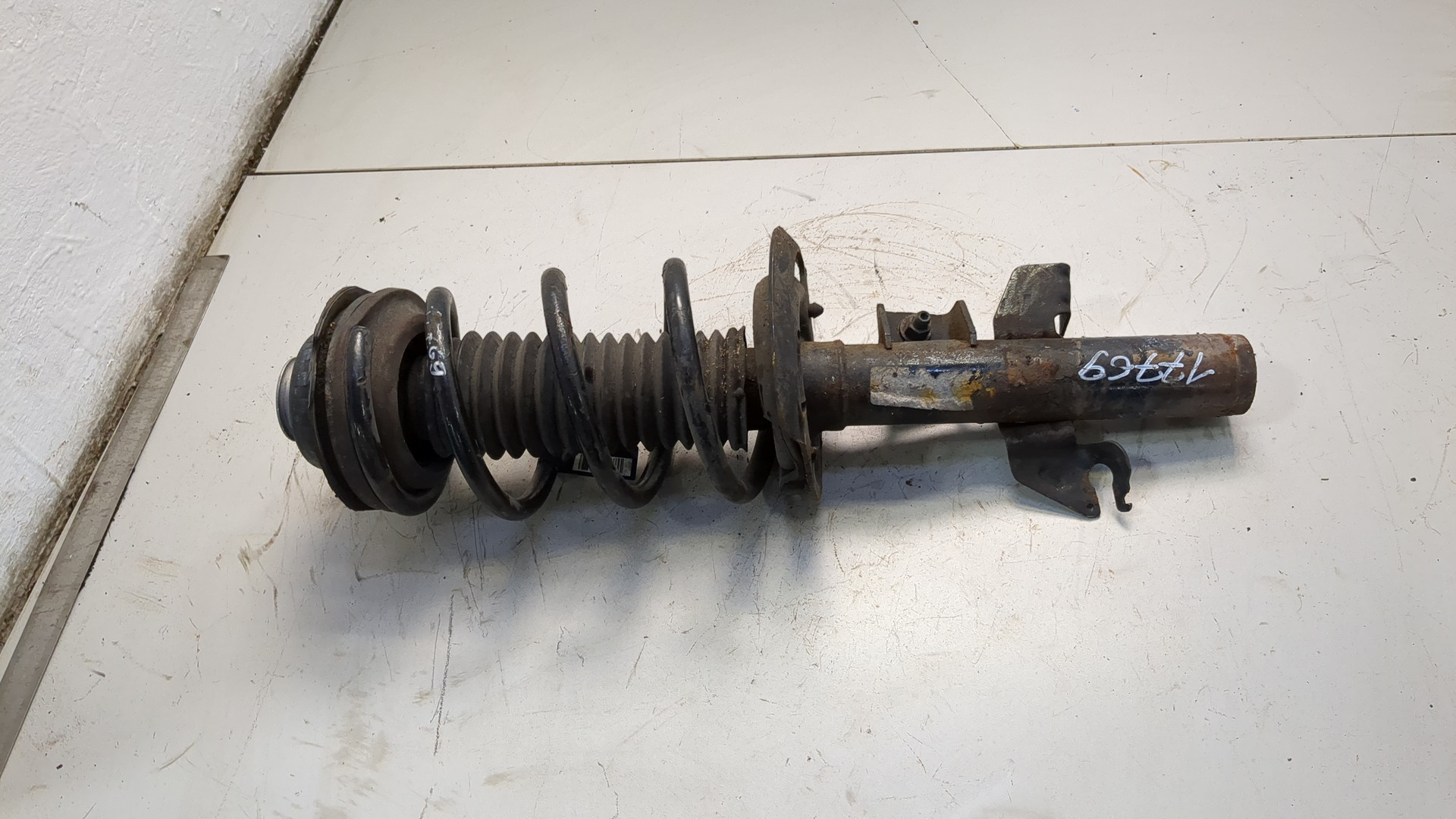 Амортизатор передний левый