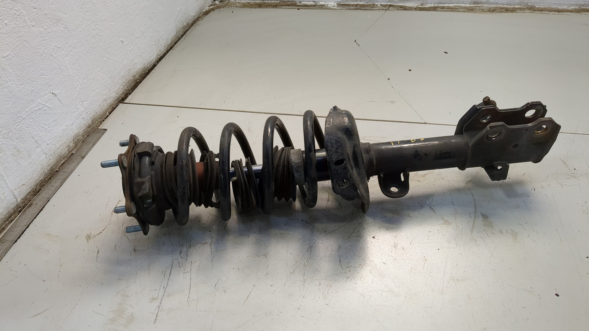 Амортизатор передний правый