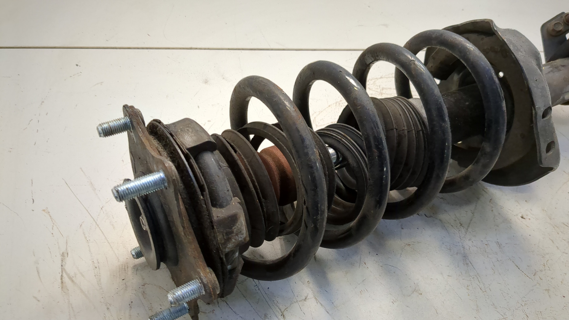 Амортизатор передний правый