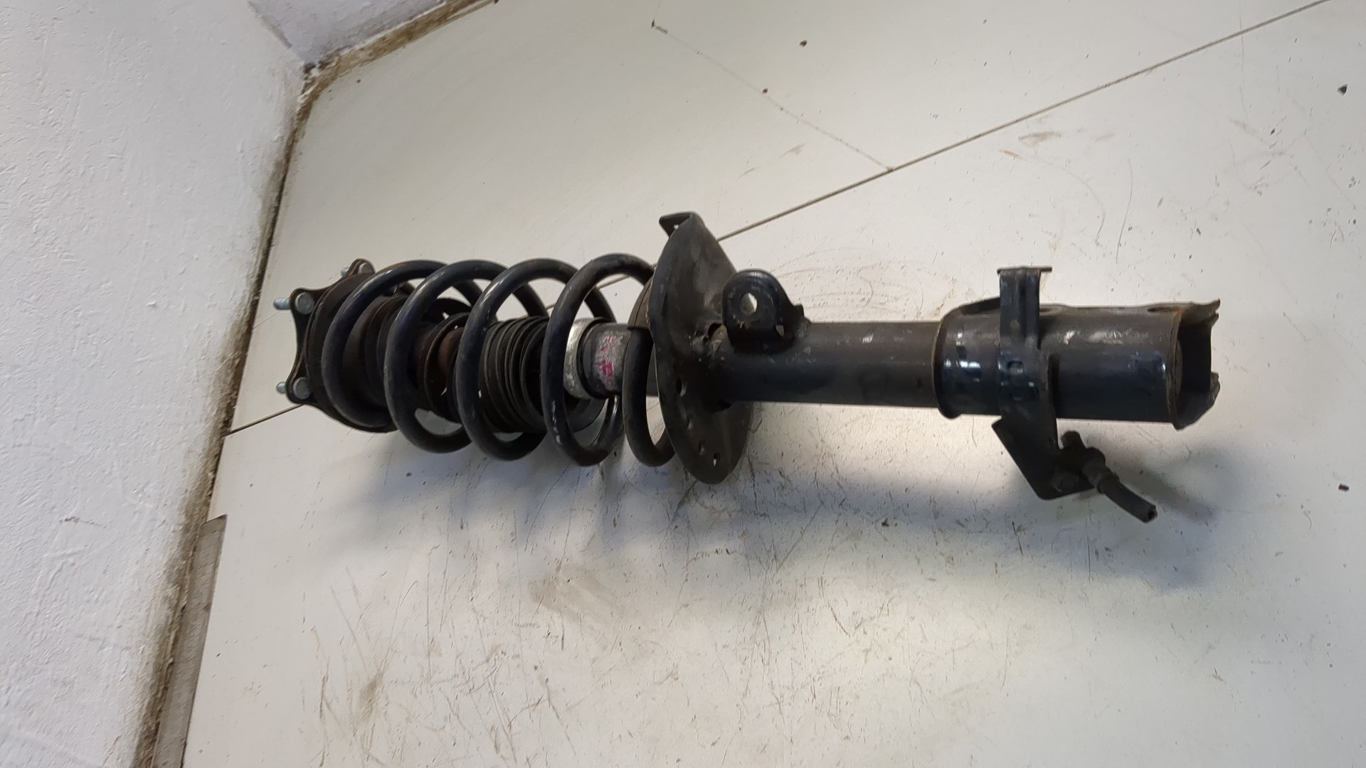 Амортизатор передний правый