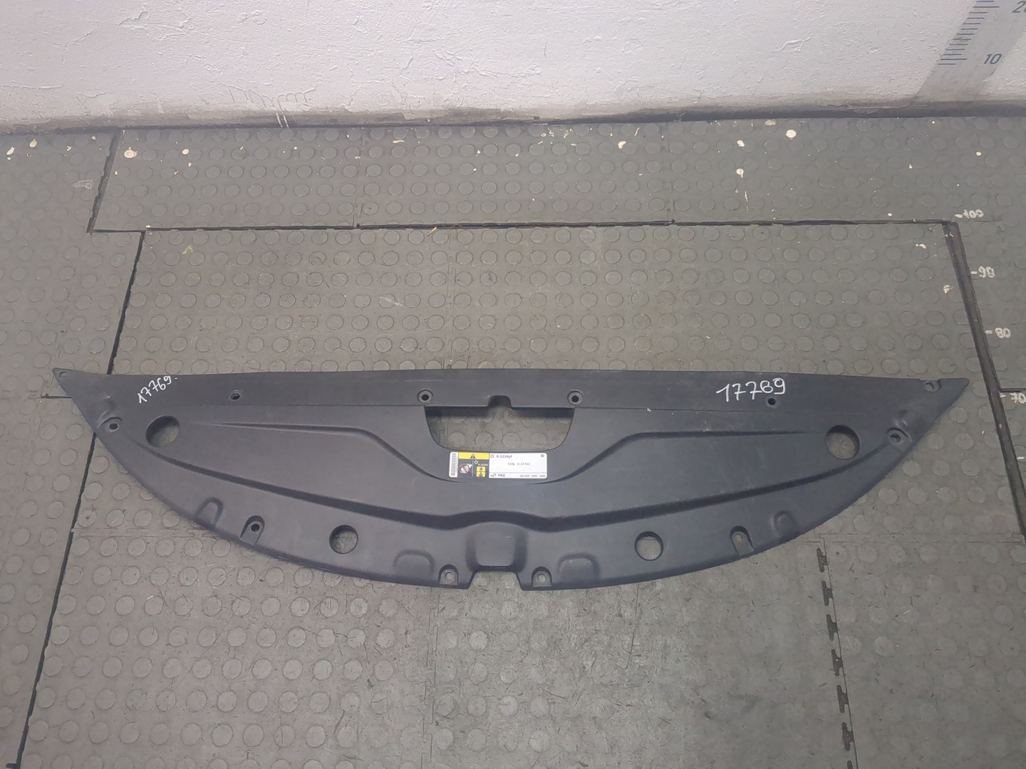 Кожух замка капота