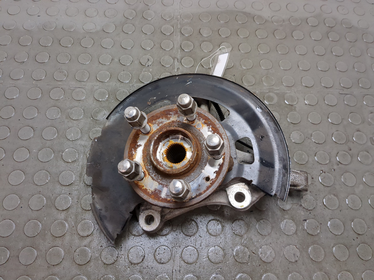 Кулак поворотный передний правый