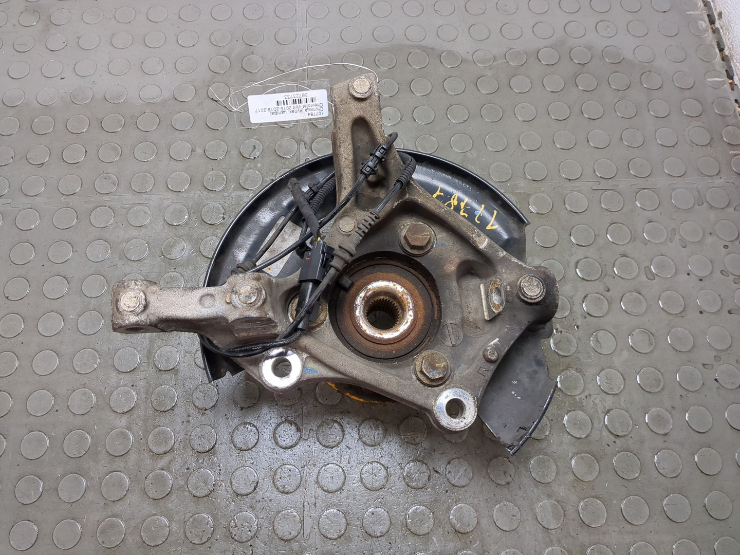 Кулак поворотный передний правый