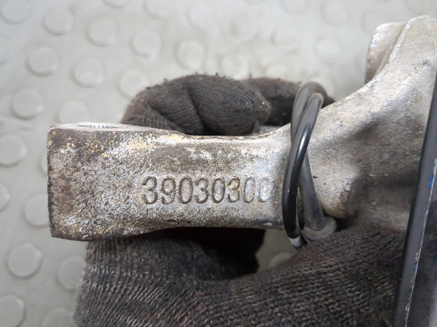 Кулак поворотный передний правый