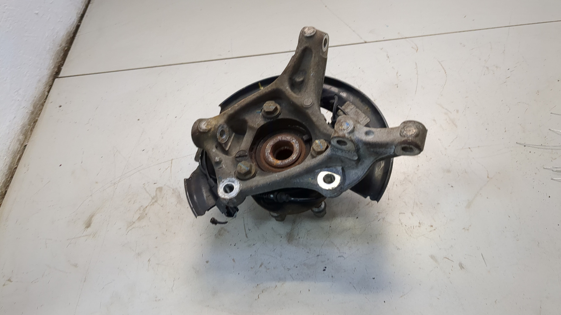 Кулак поворотный передний левый