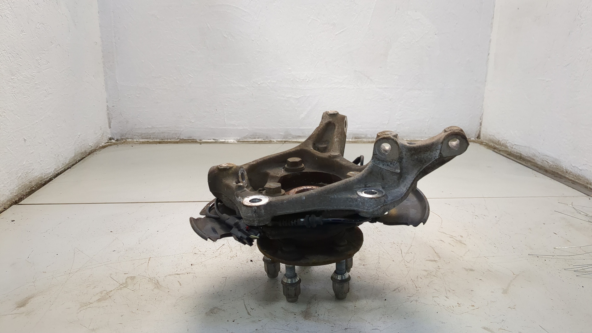 Кулак поворотный передний левый