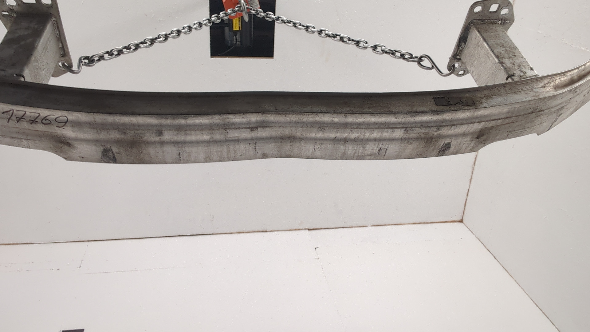 Усилитель переднего бампера