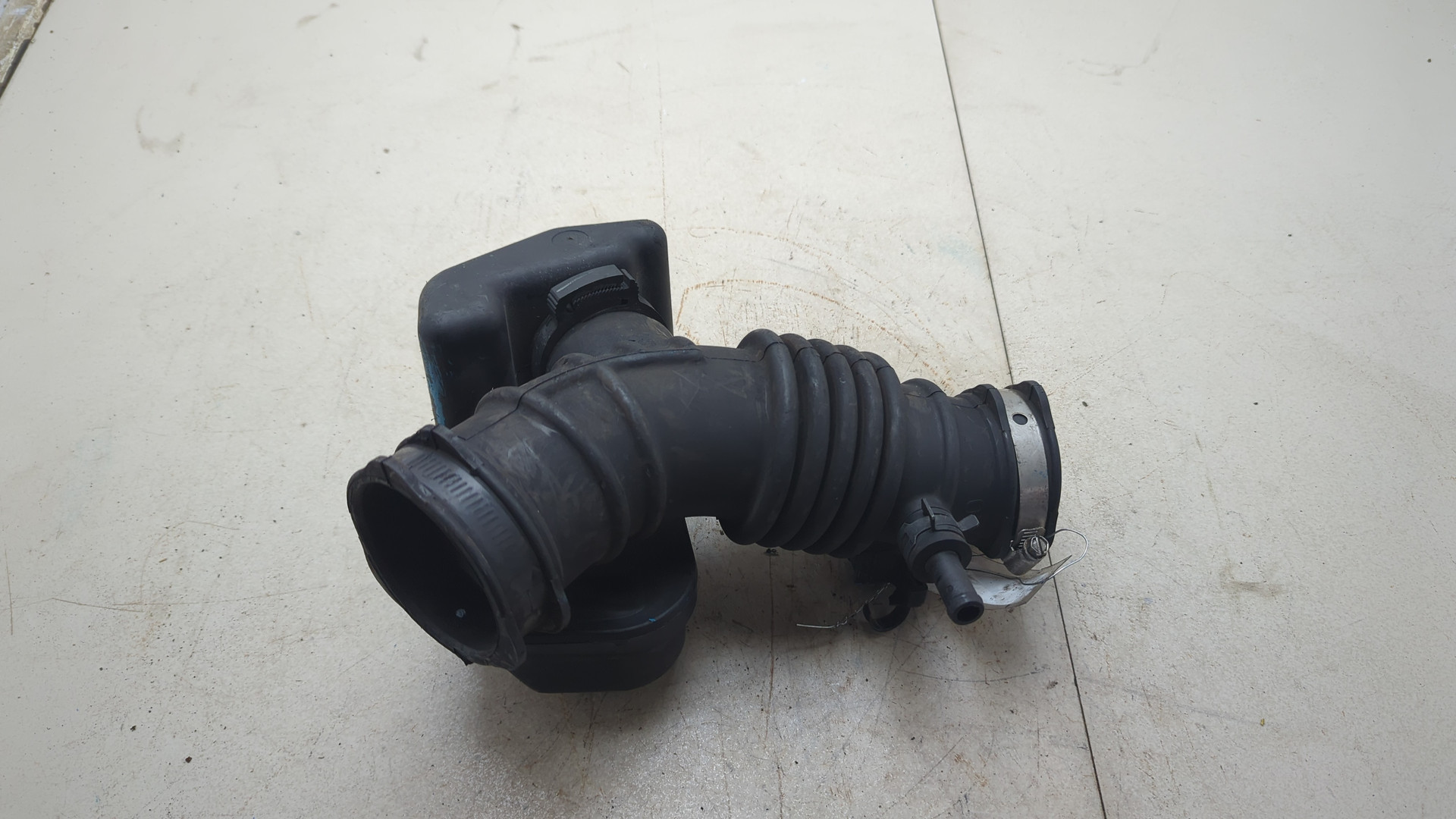 Патрубок воздушного фильтра