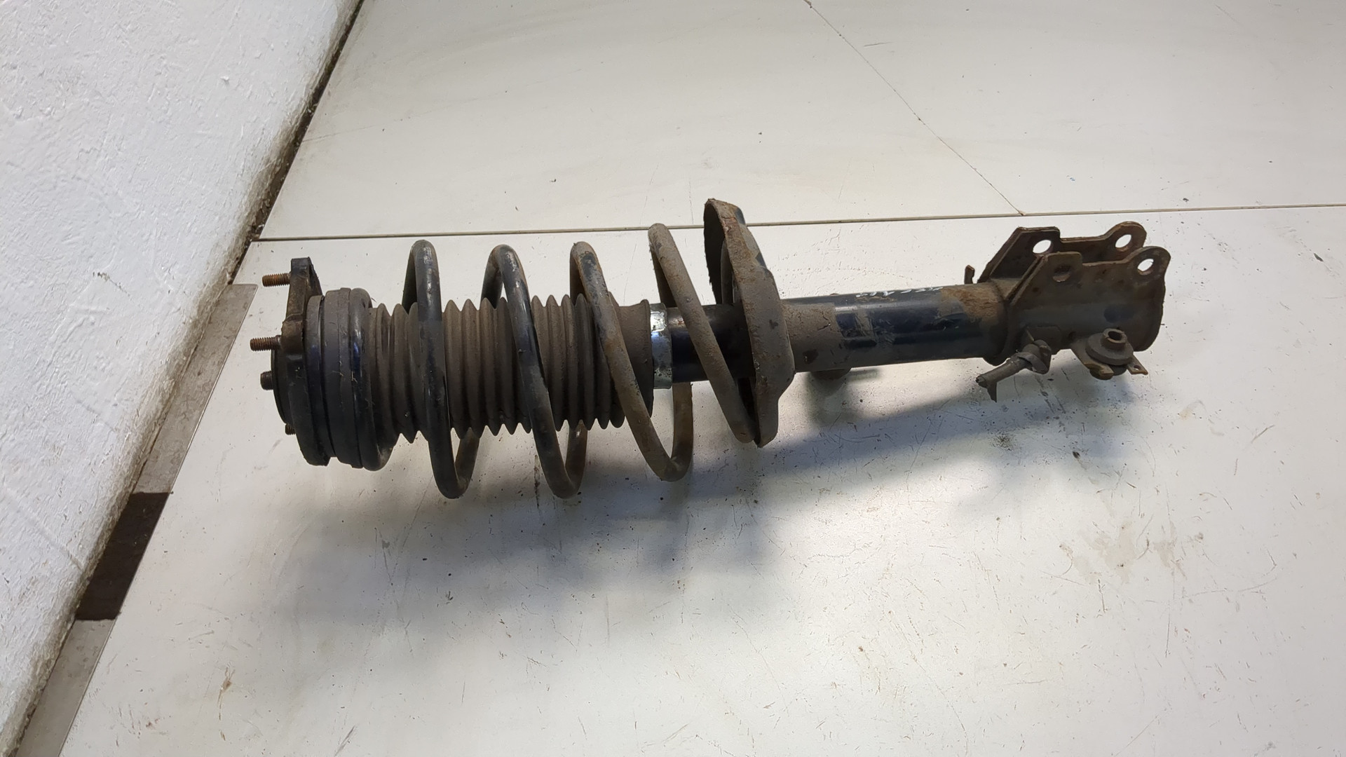 Амортизатор передний левый