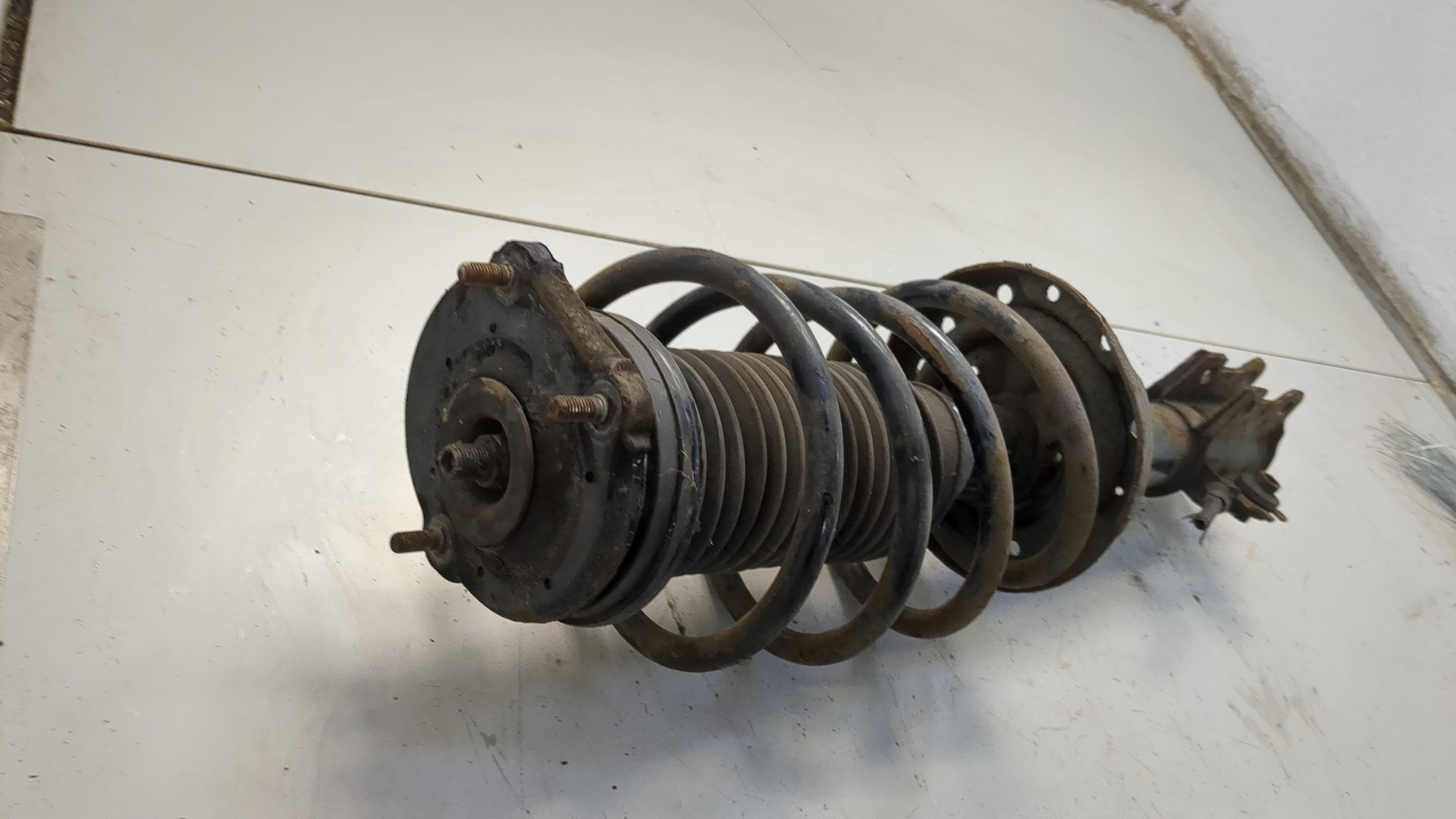 Амортизатор передний левый