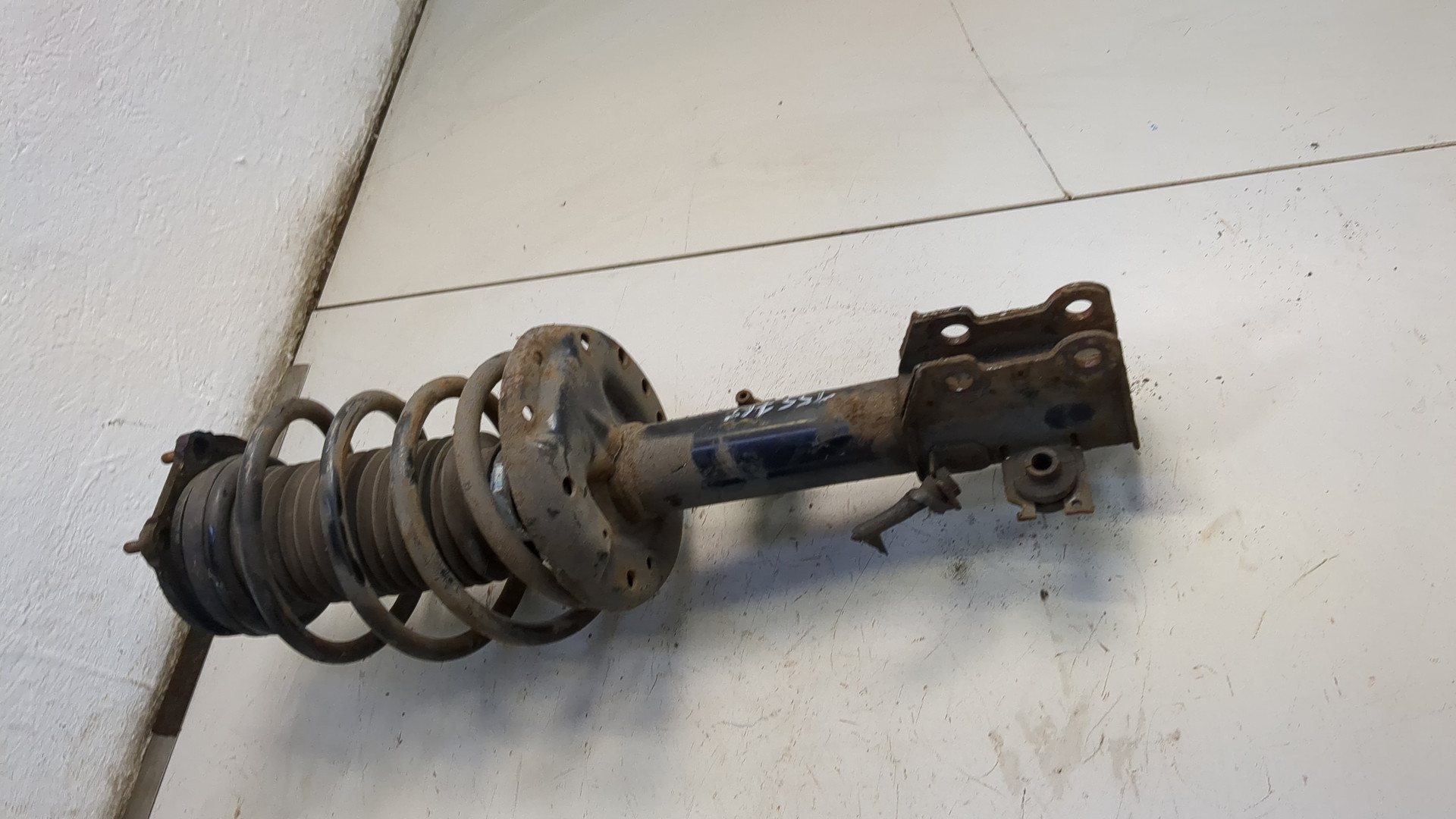 Амортизатор передний левый