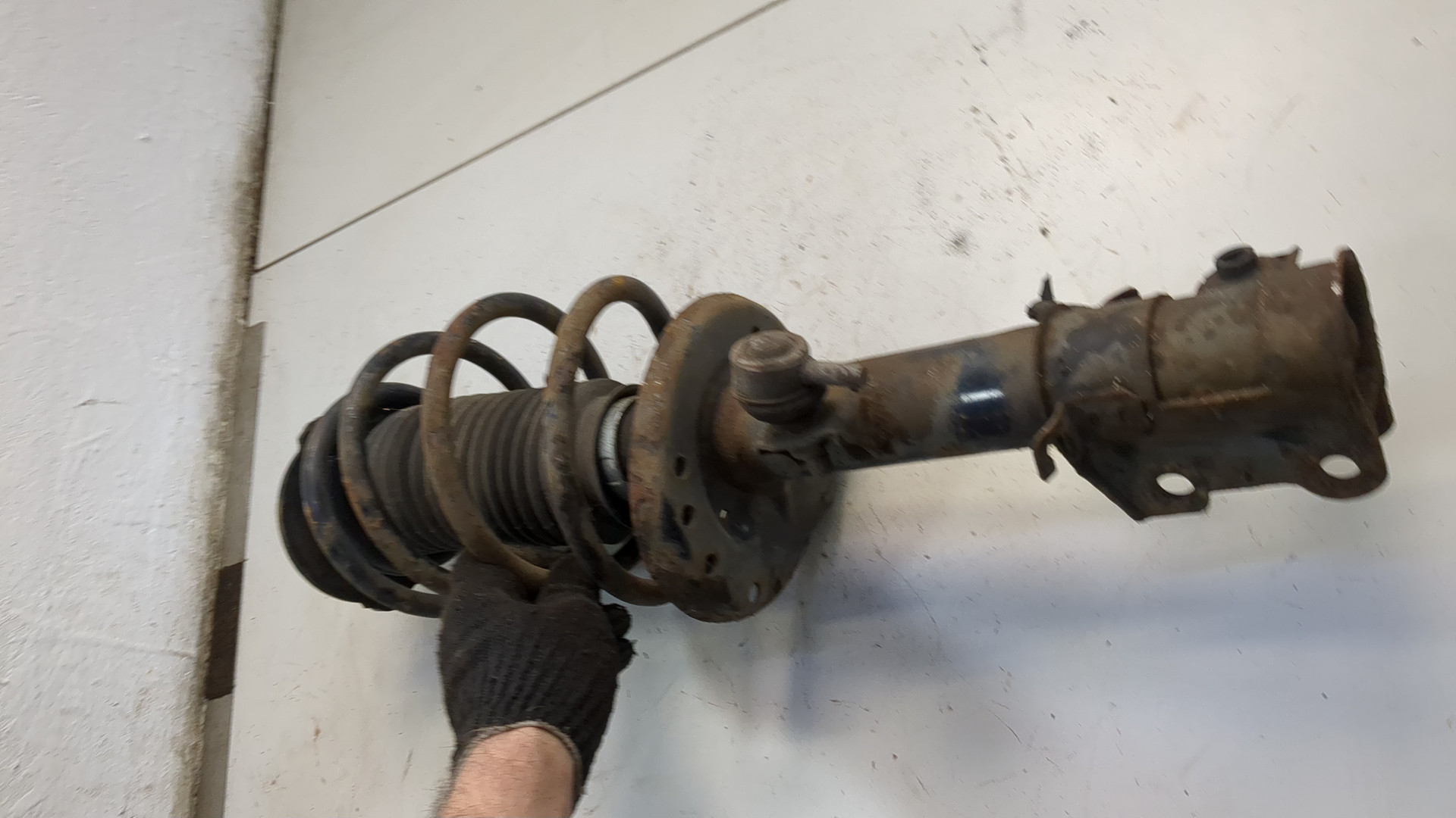 Амортизатор передний левый