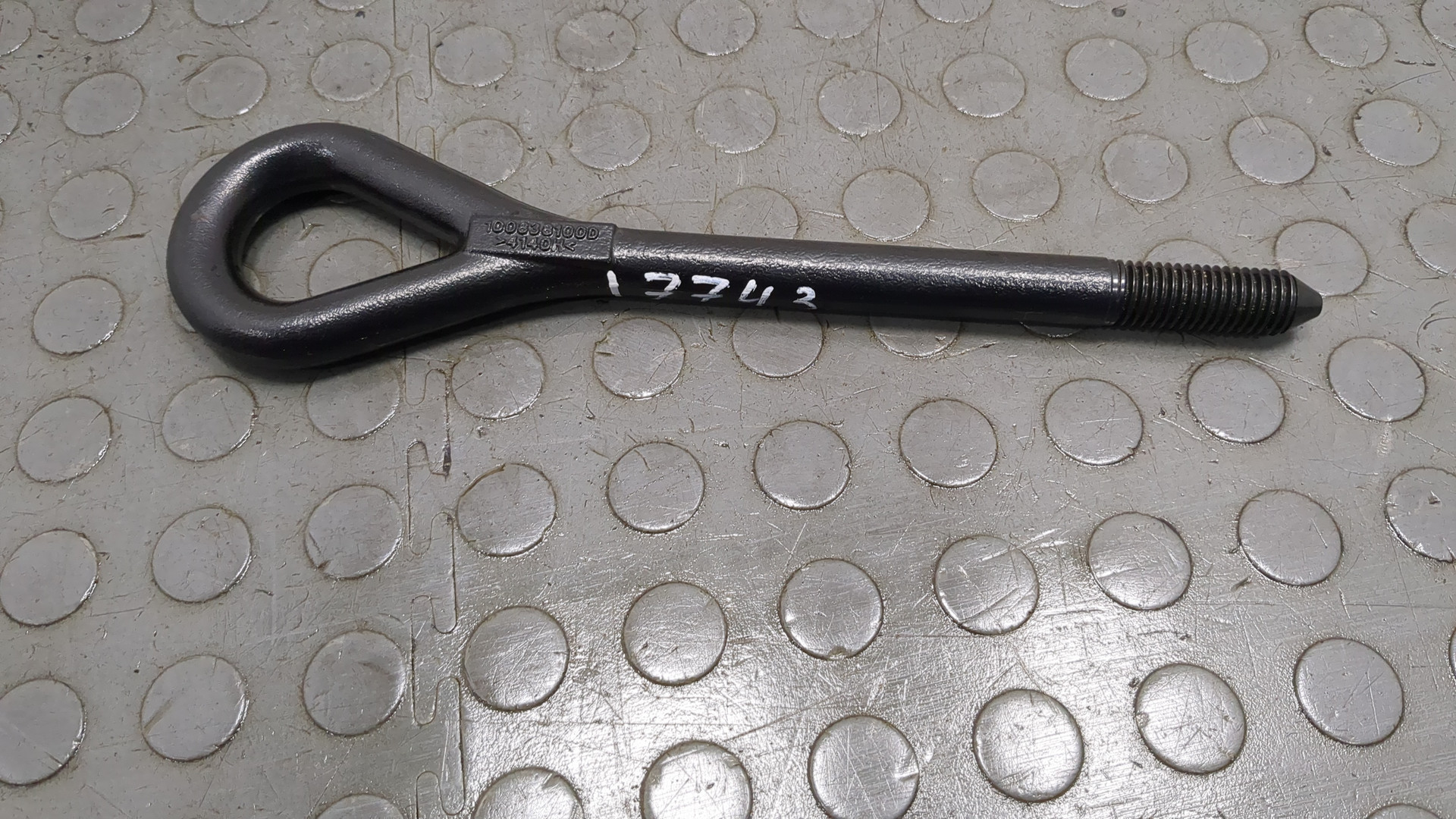 Крюк буксировочный