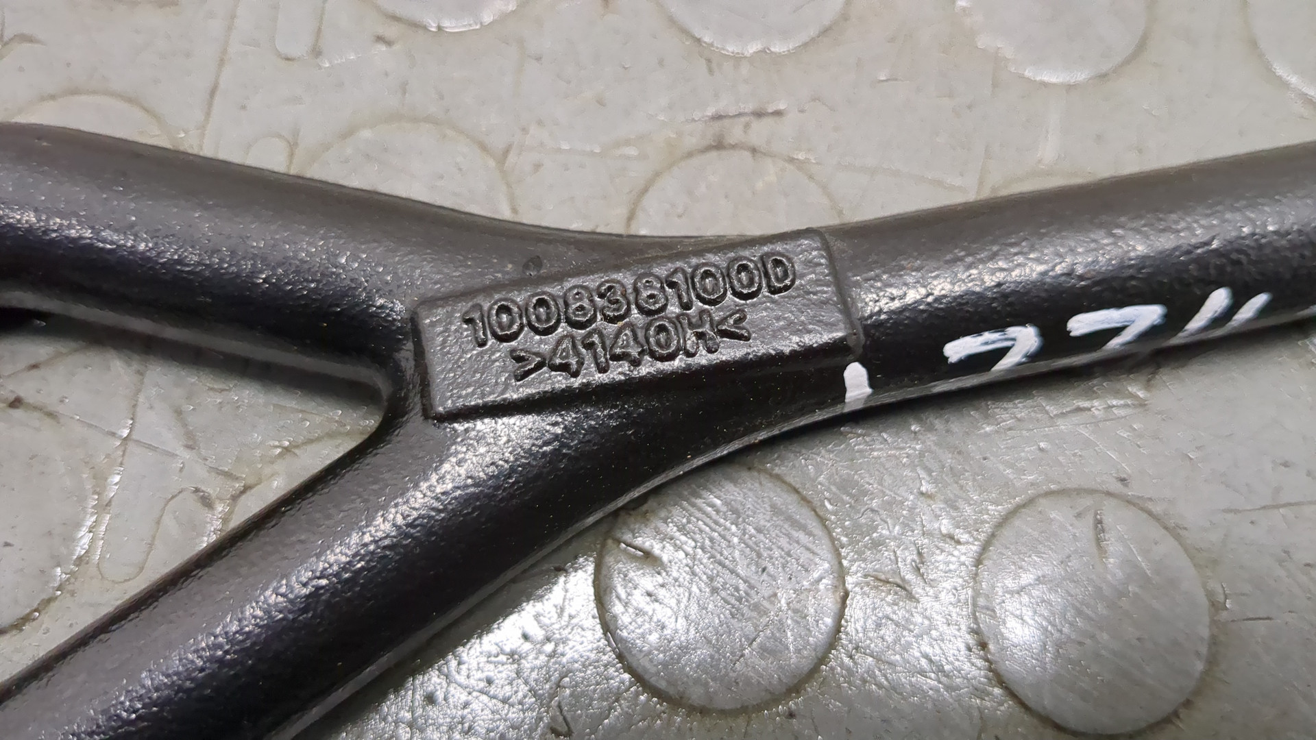 Крюк буксировочный