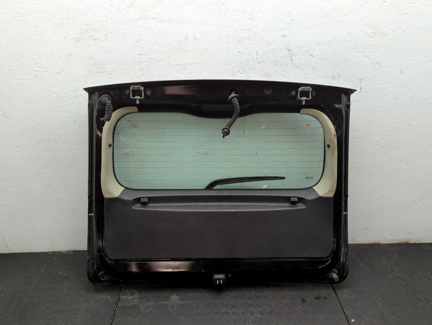 Дверь багажника