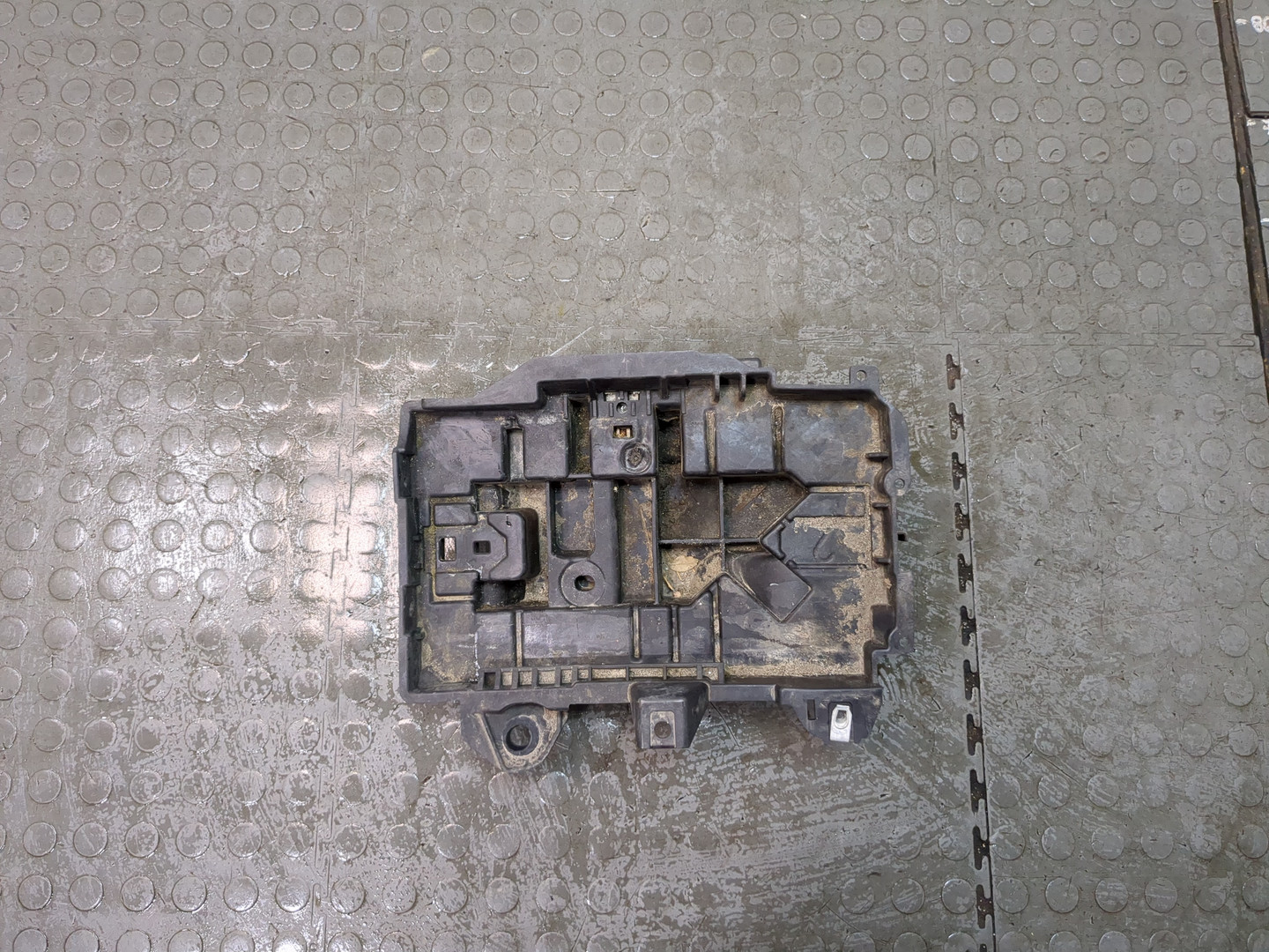 Площадка под аккумулятор (АКБ)