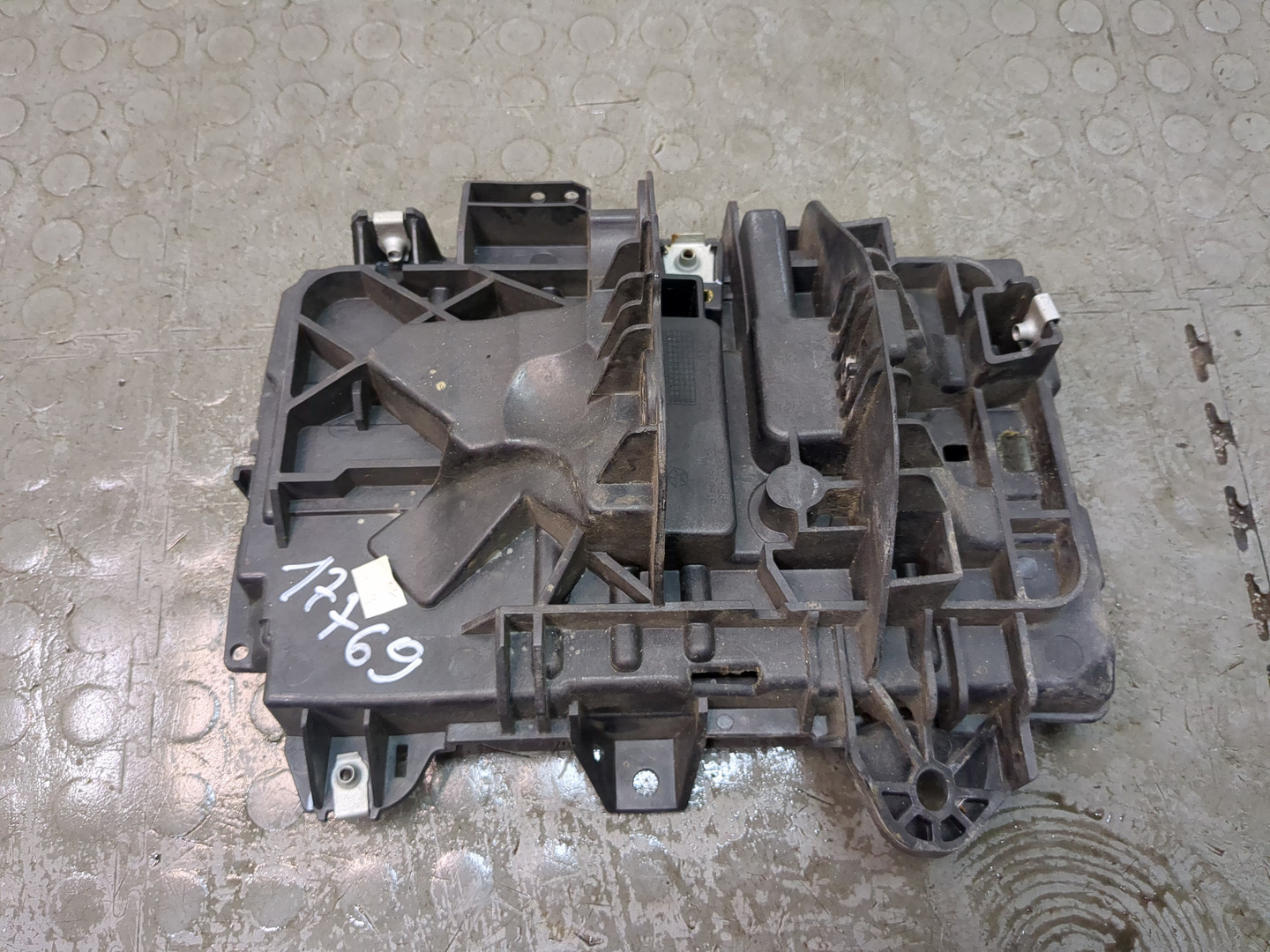 Площадка под аккумулятор (АКБ)