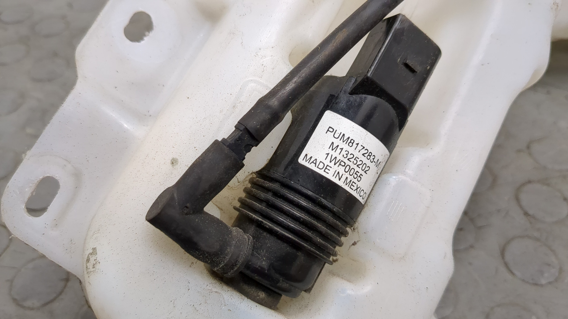 Бачок омывателя лобового стекла