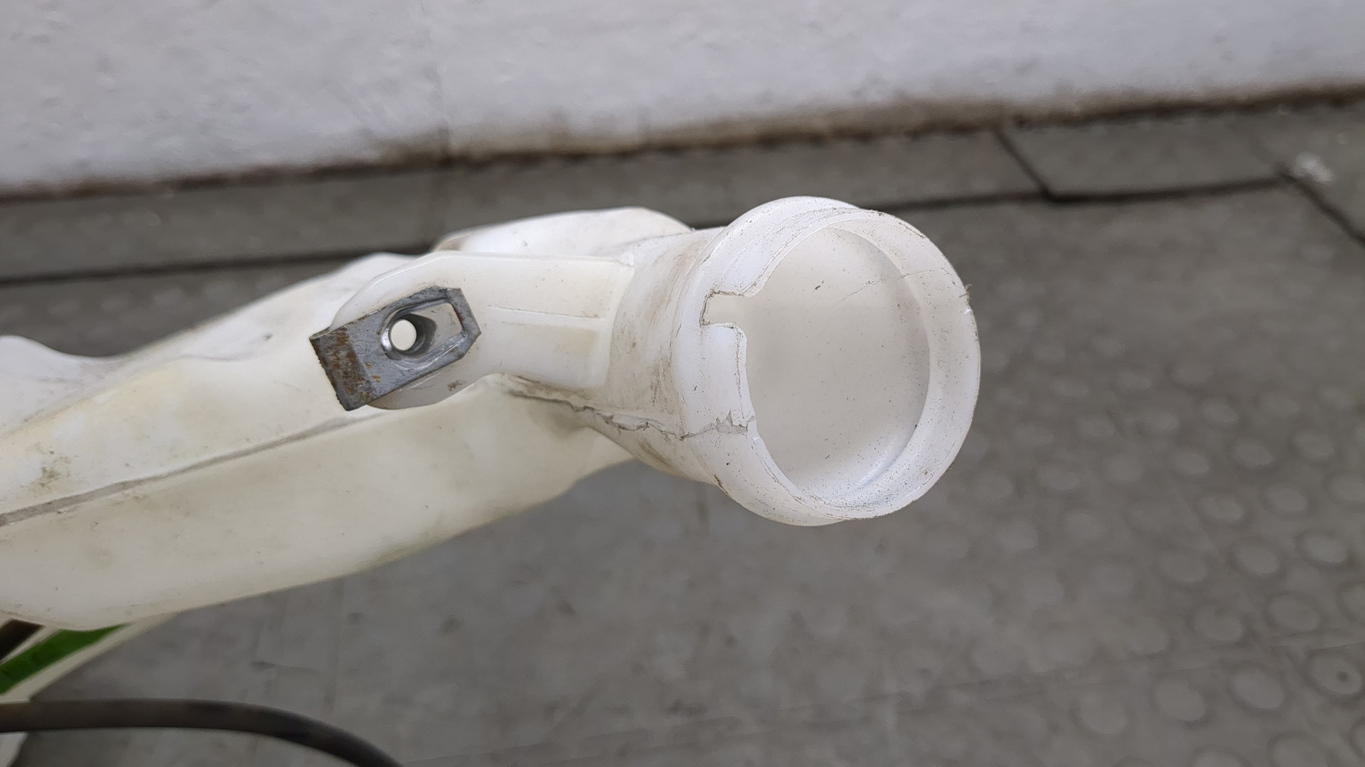 Бачок омывателя лобового стекла